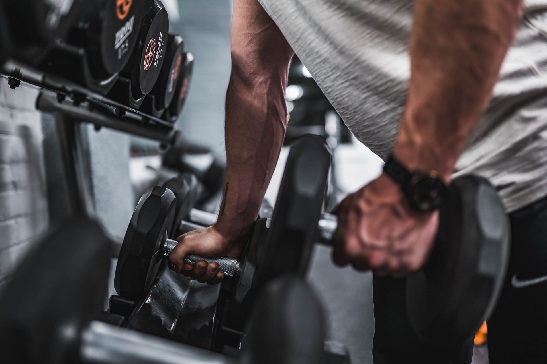 Incorporate weight training in your workout for better athletic ability and balance. (Image via Unsplash/Anastase Maragose)