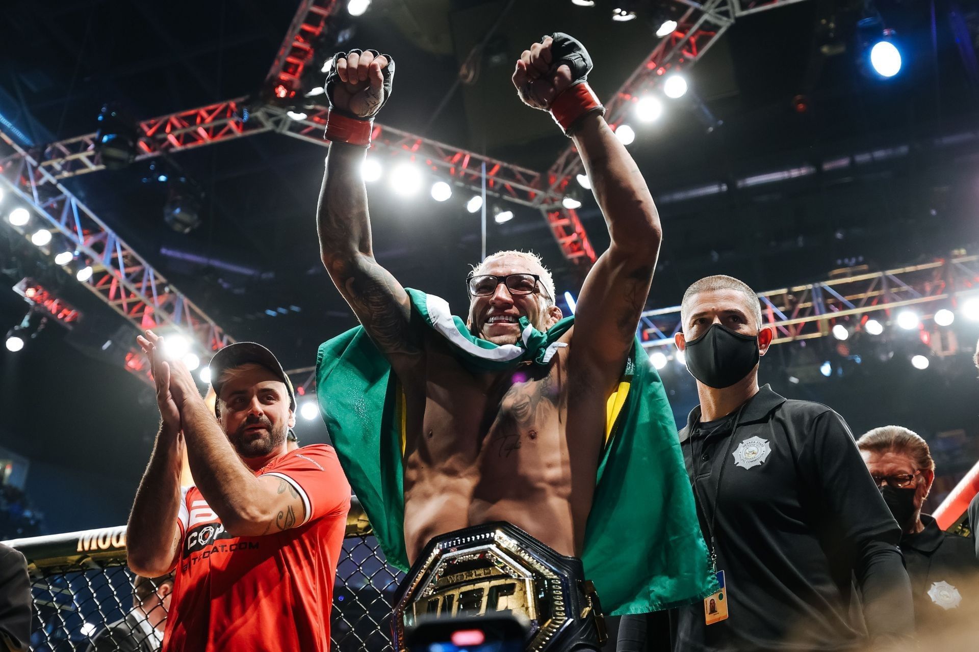 Fans acknowledge Charles Oliveira as the lightweight king with