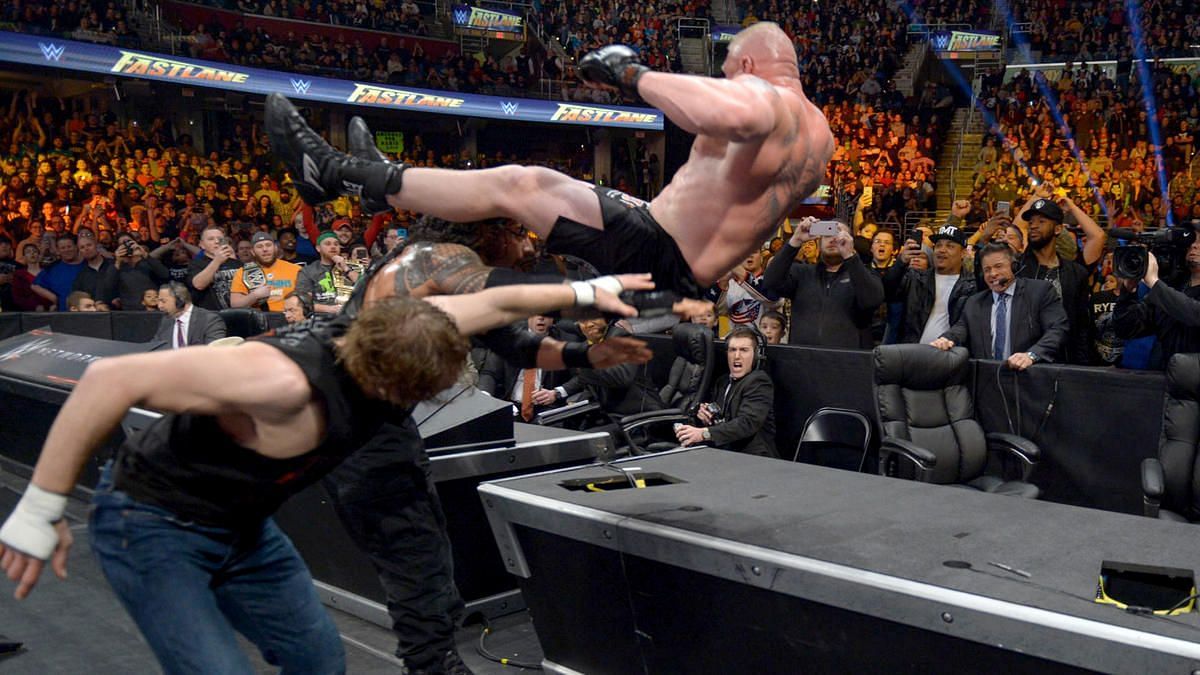 WWE Fastlane में रोमन रेंस, डीन एंब्रोज और ब्रॉक लैसनर के बीच हुआ था मैच