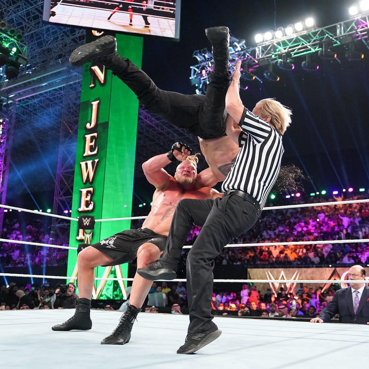 WWE में ब्रॉक लैसनर के F5 से रेफरी हुए चोटिल 