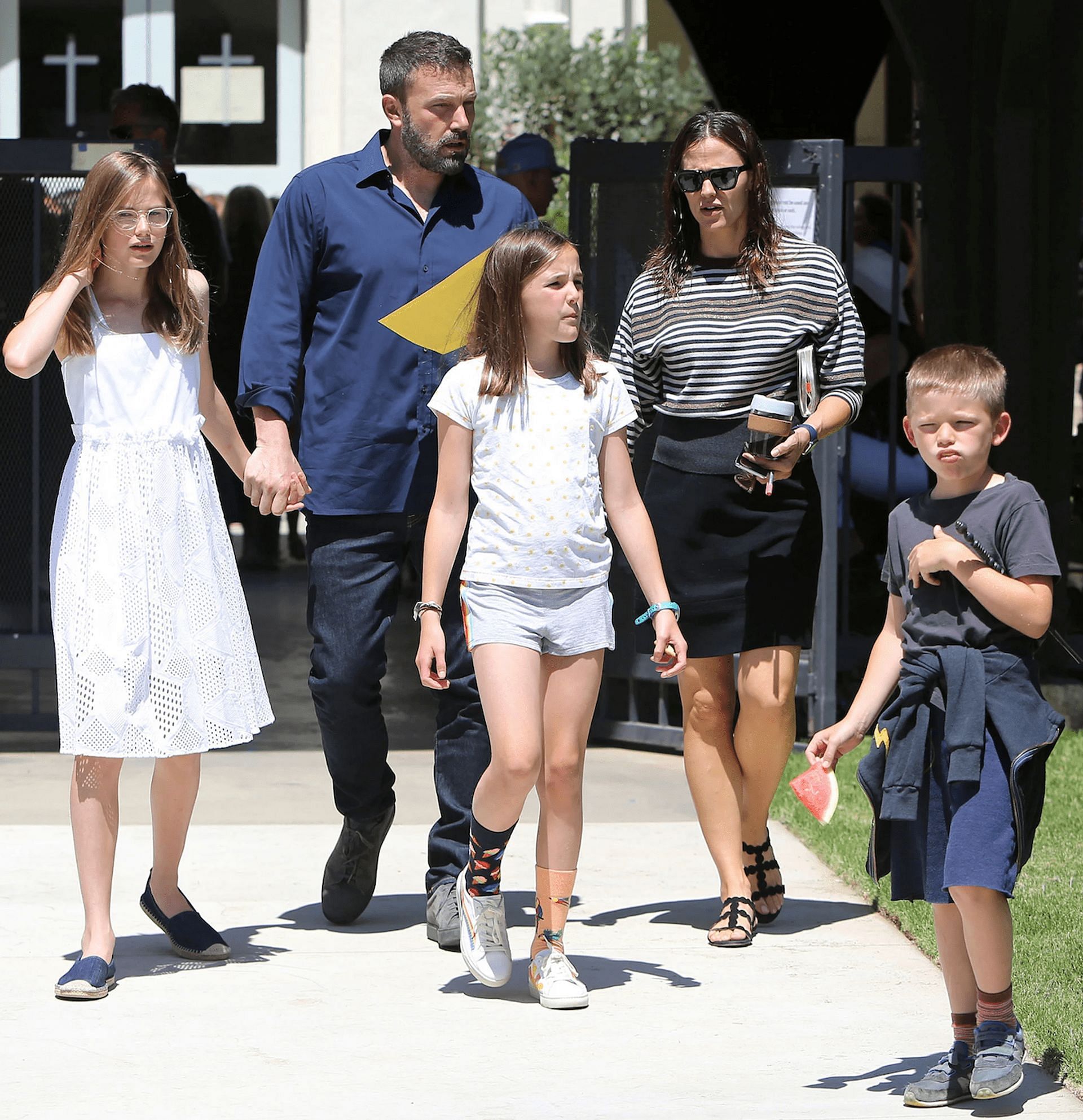 Jennifer Garner with her ex-husband and three children. (Image via Instagram)