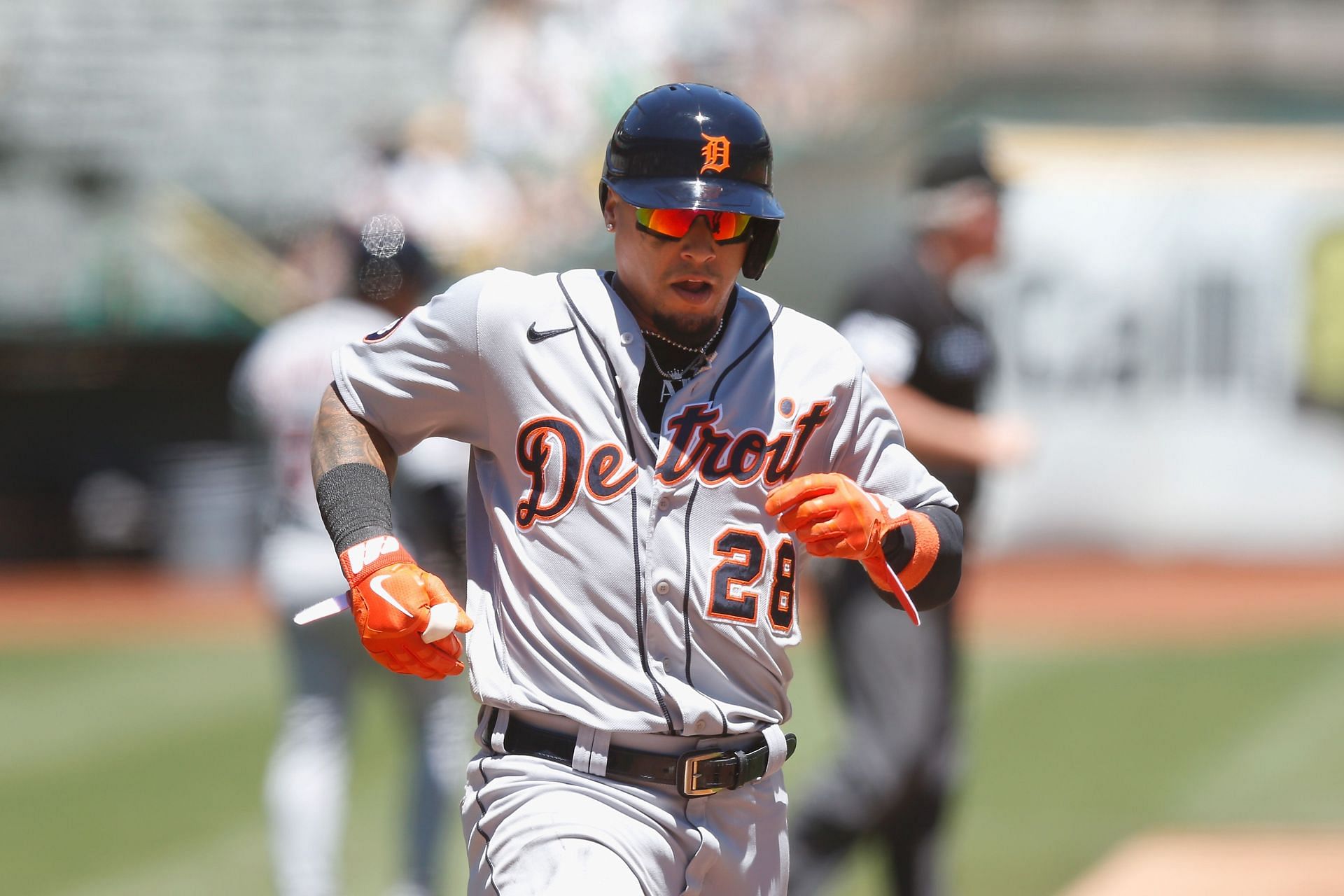 Javier Baez menyentuh home plate setelah double RBI rekan setimnya Robbie Grossman di Detroit Tigers vs. Oakland A sore ini - Game 1