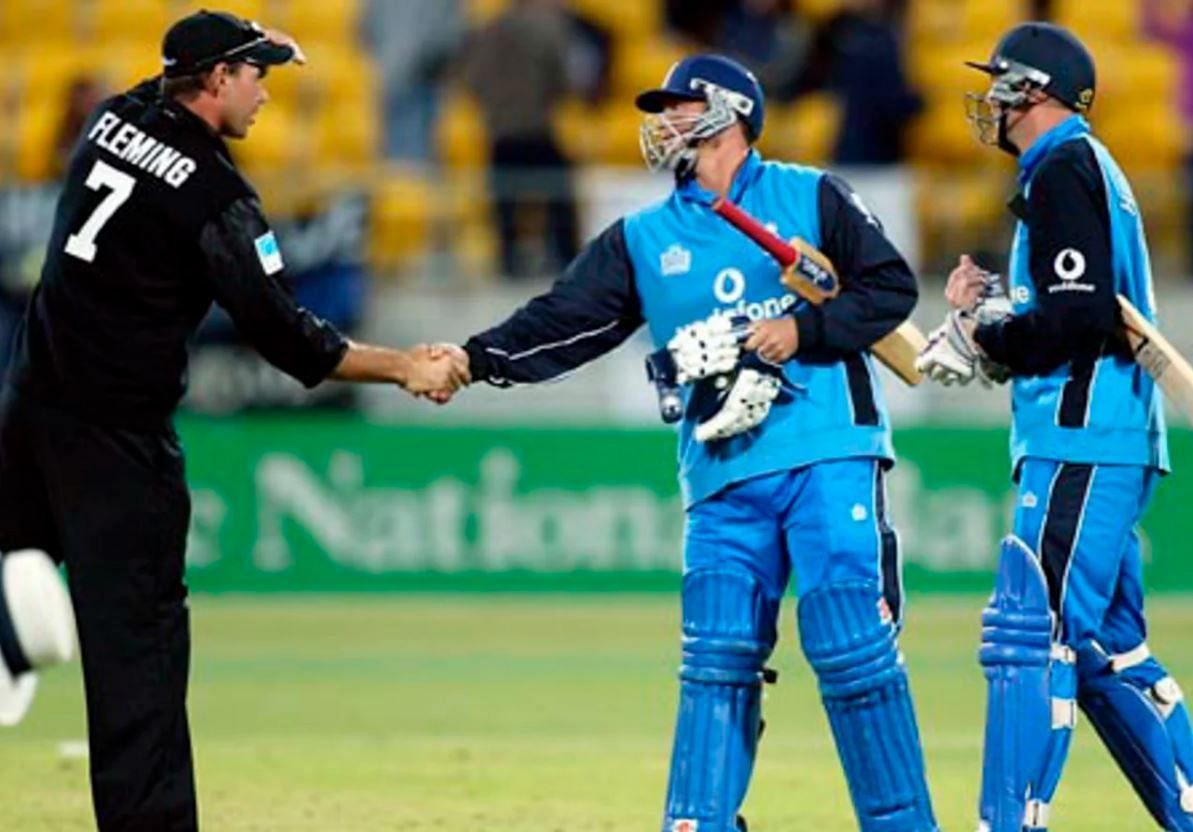 स्टीफन फ्लेमिंग न्यूज़ीलैंड के बल्लेबाजों के साथ हाथ मिलाते हुए