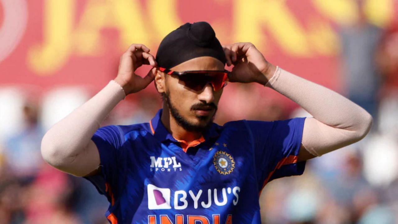 मैच के दौरान ग्लासेस लगाते तेज गेंदबाज अर्शदीप सिंह