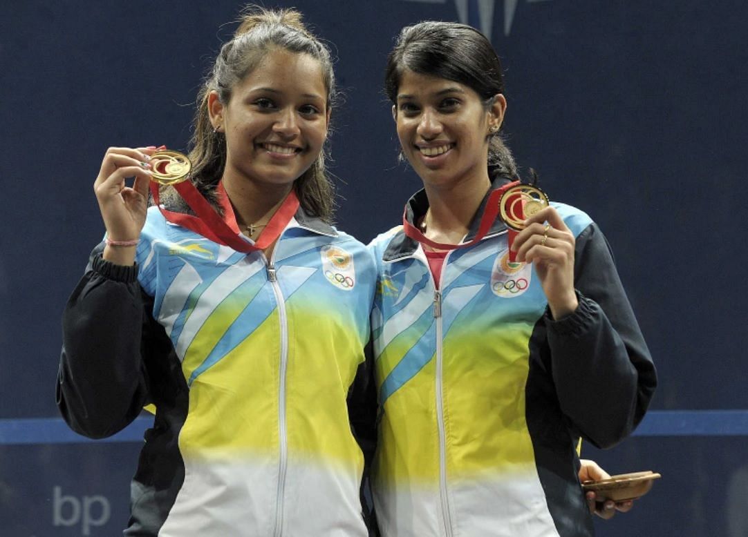 2014 कॉमनवेल्थ खेलों में महिला डबल्स का गोल्ड जीतने के बाद दीपिका-जोशना।