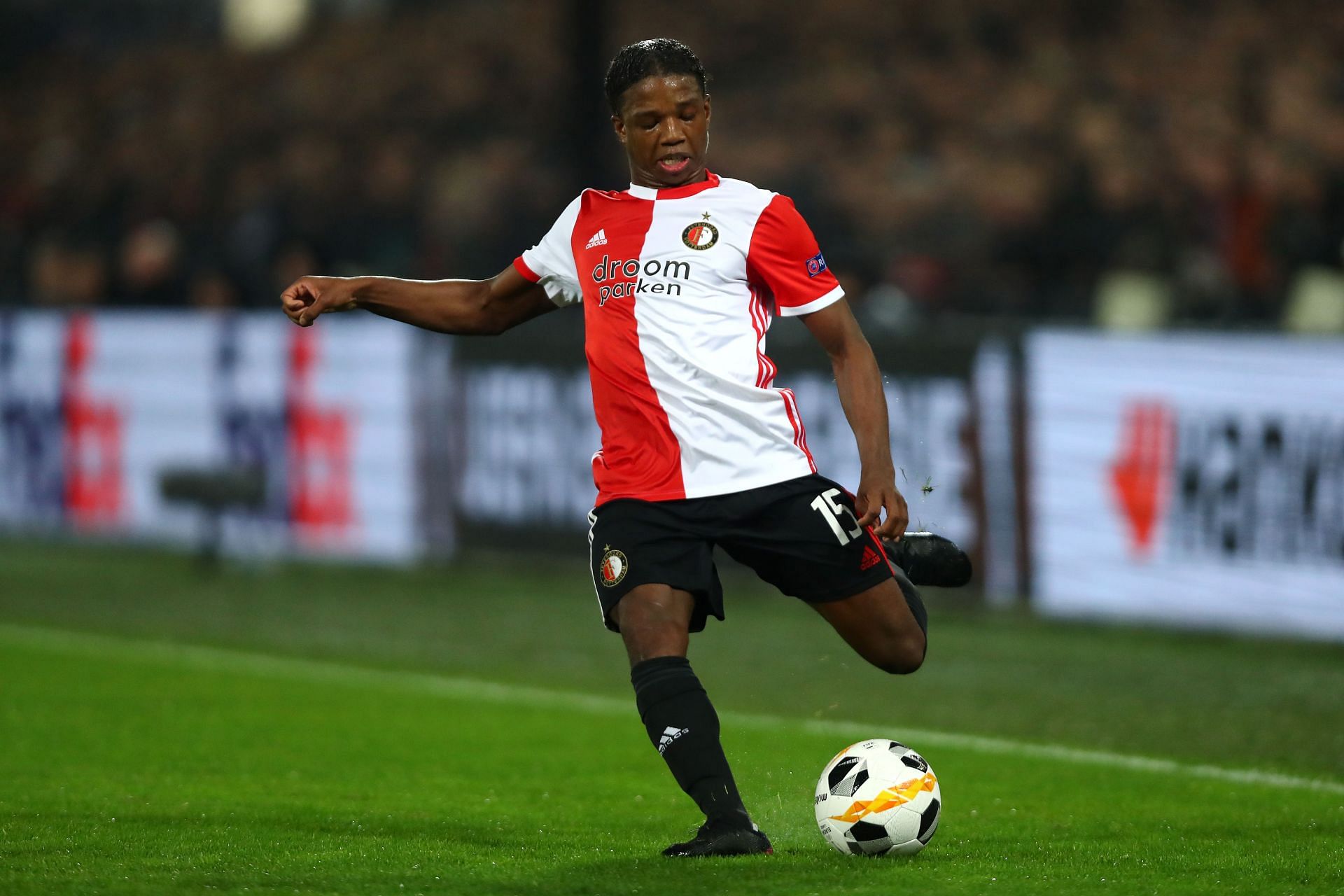 Manchester United are close to signing 22-year-old Feyenoord left back.