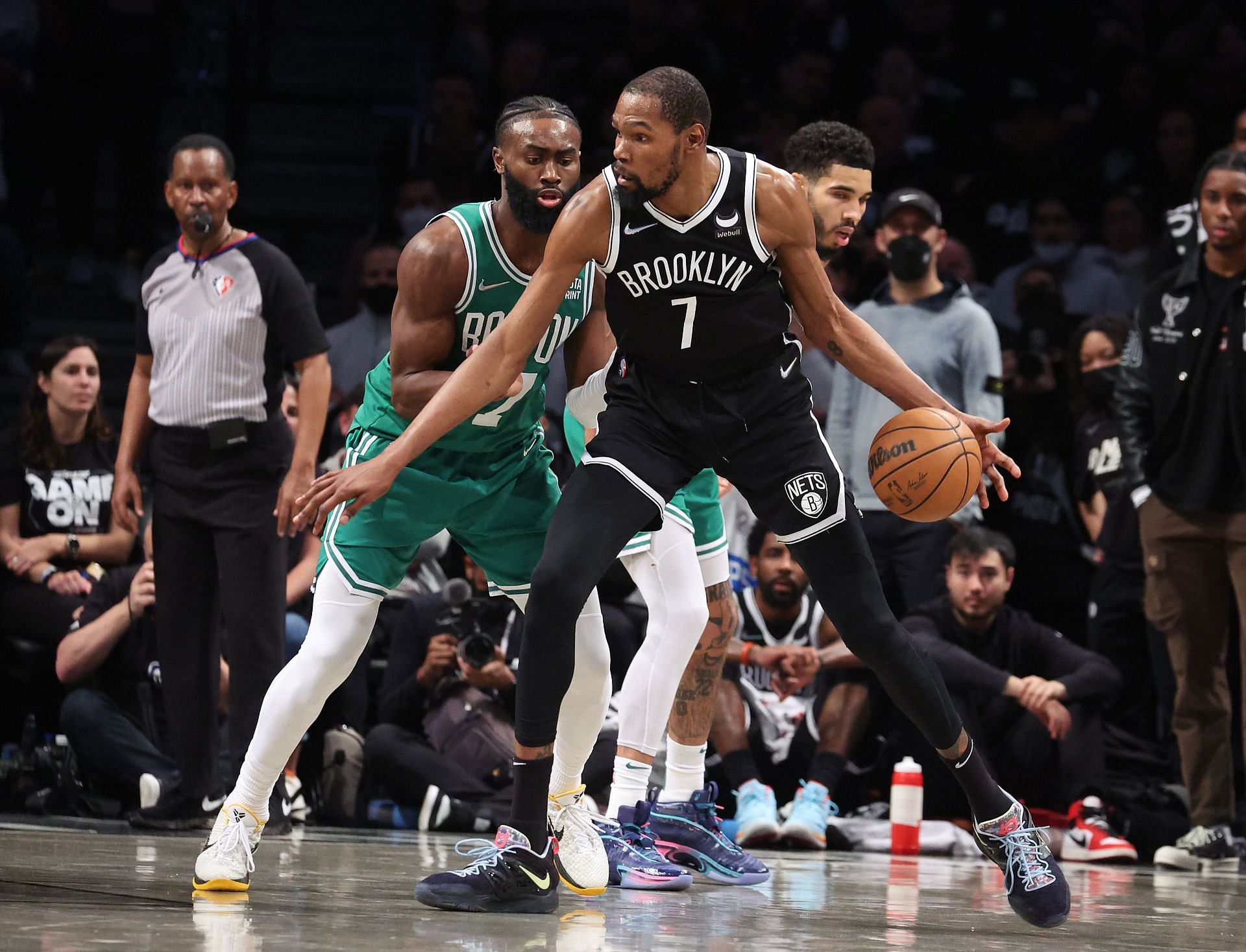 Brooklyn Nets'ten Kevin Durant, 23 Nisan 2022'de New York'ta Barclays Center'da yapılan Doğu Konferansı Birinci Tur NBA Playofflarının Üçüncü Maçı sırasında Boston Celtics'ten Jaylen Brown'a karşı 7. dripling yapıyor.