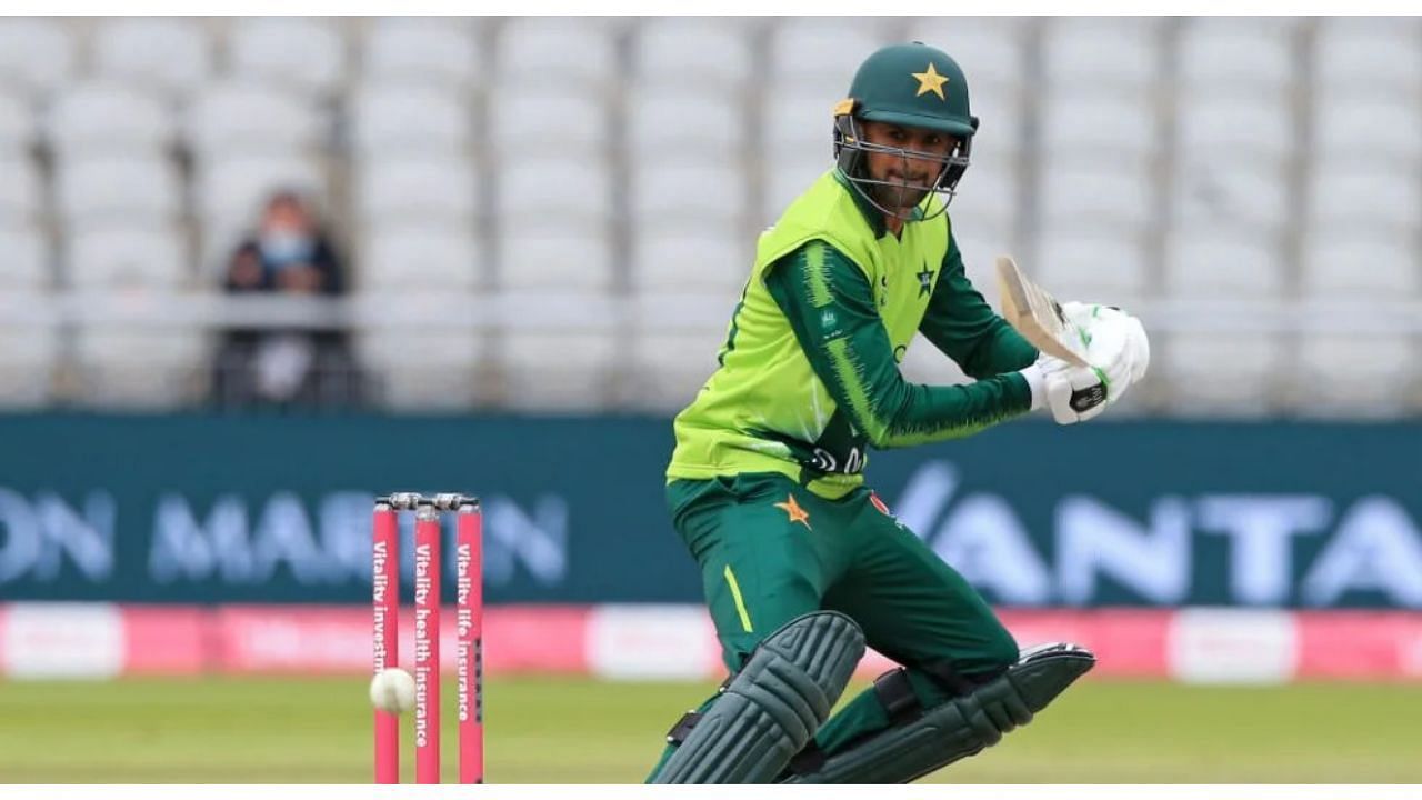 मैच के दौरान शॉट खेलते पाकिस्तानी बल्लेबाज शोएब मालिक