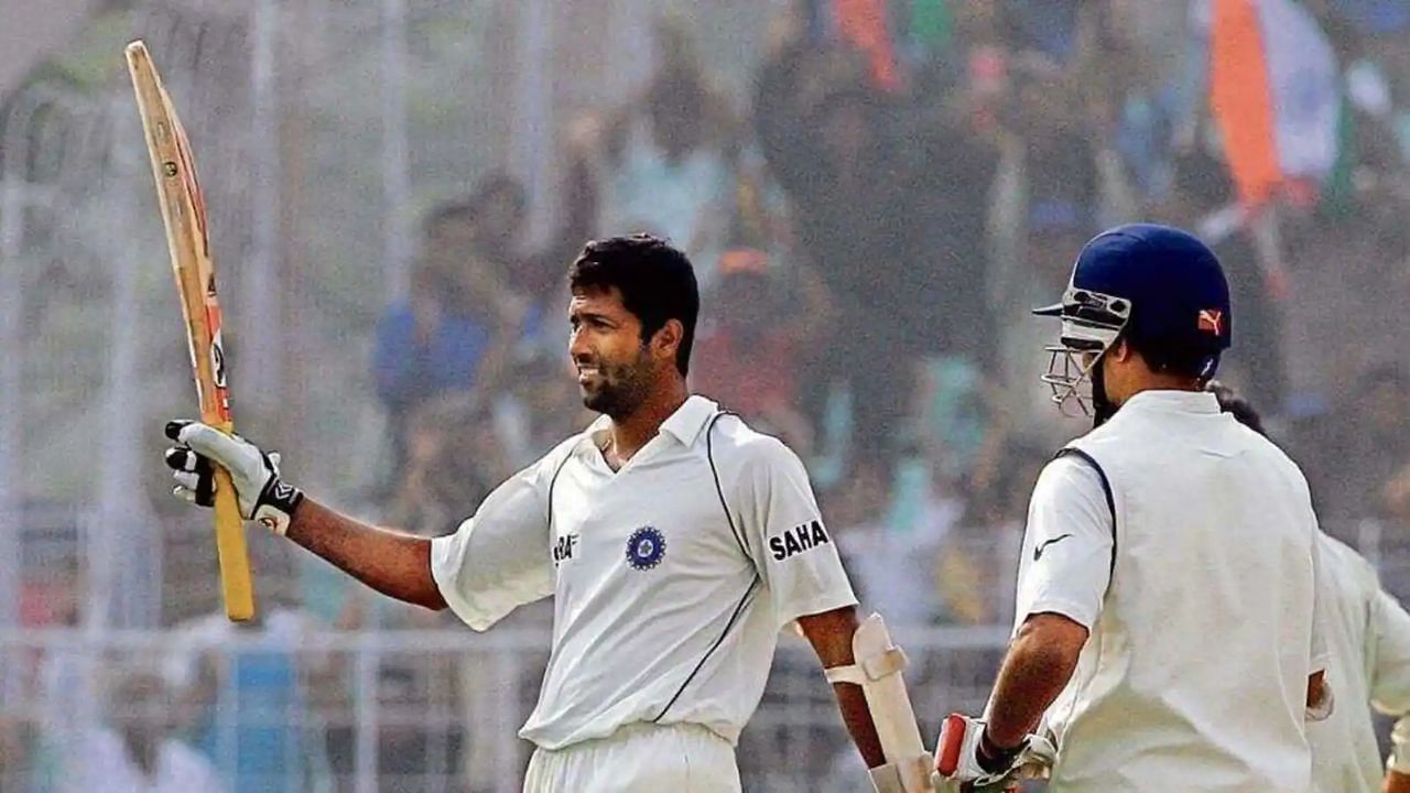 टेस्ट मैच में शतक मारने के बाद दर्शकों का अभिवादन करते बल्लेबाज वसीम जाफ़र