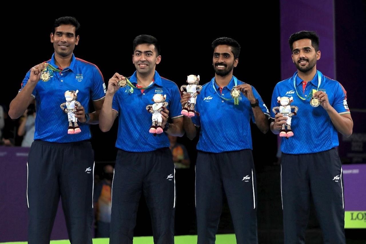 2022 कॉमनवेल्थ गेम्स में टेबल टेनिस पुरुष टीम के गोल्ड के साथ भारतीय खिलाड़ी।