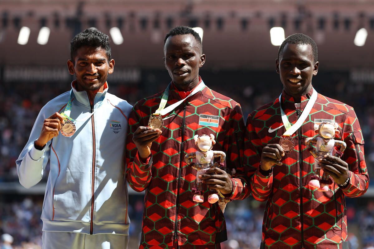 3000 मीटर स्टीपलचेज का सिल्वर जीतने के बाद बाकि पदक विजेताओं के साथ अविनाश (बाएं)।