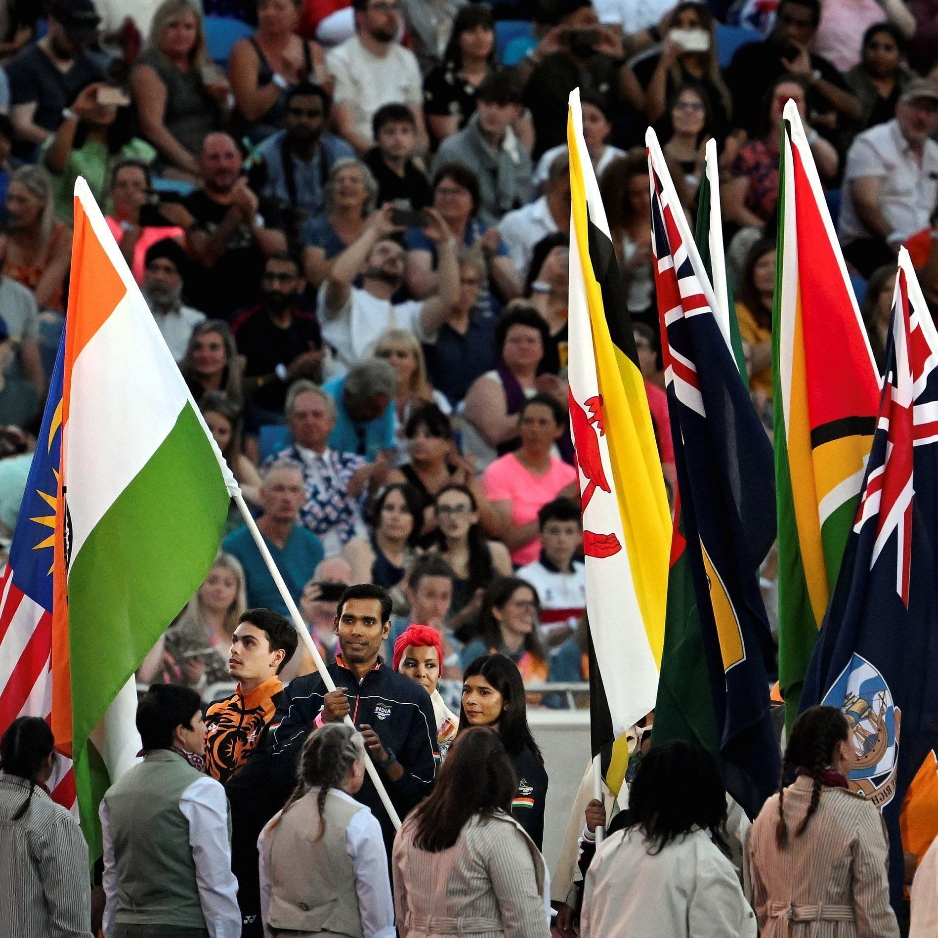 भारत का ध्वज थामे बॉक्सर निखत जरीन और टेबल टेनिस खिलाड़ी शरत कमल।