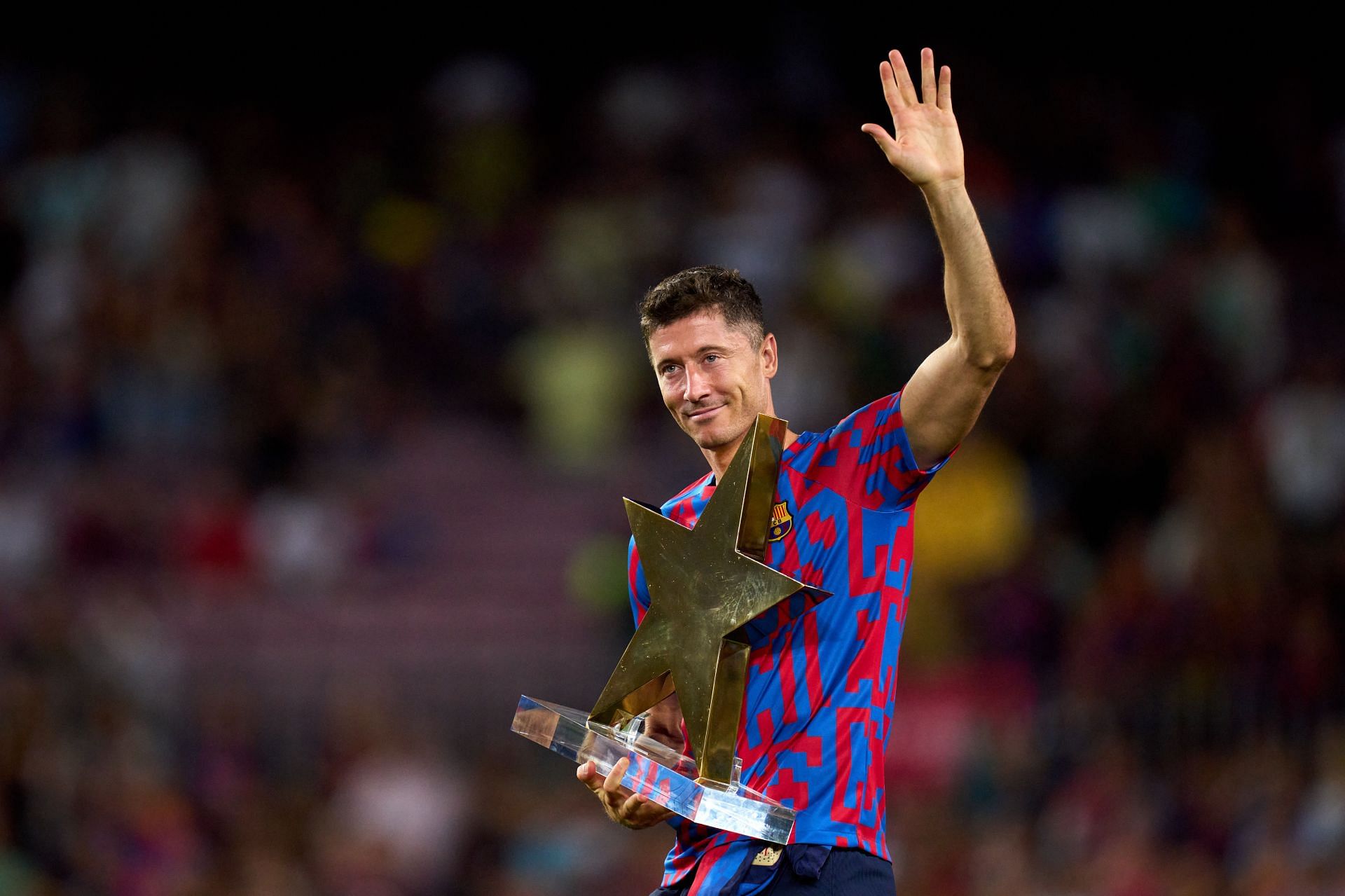 Robert Lewandowski celebrates with the MVP trophy after the Joan Gamper Trophy match against Pumas UNAM