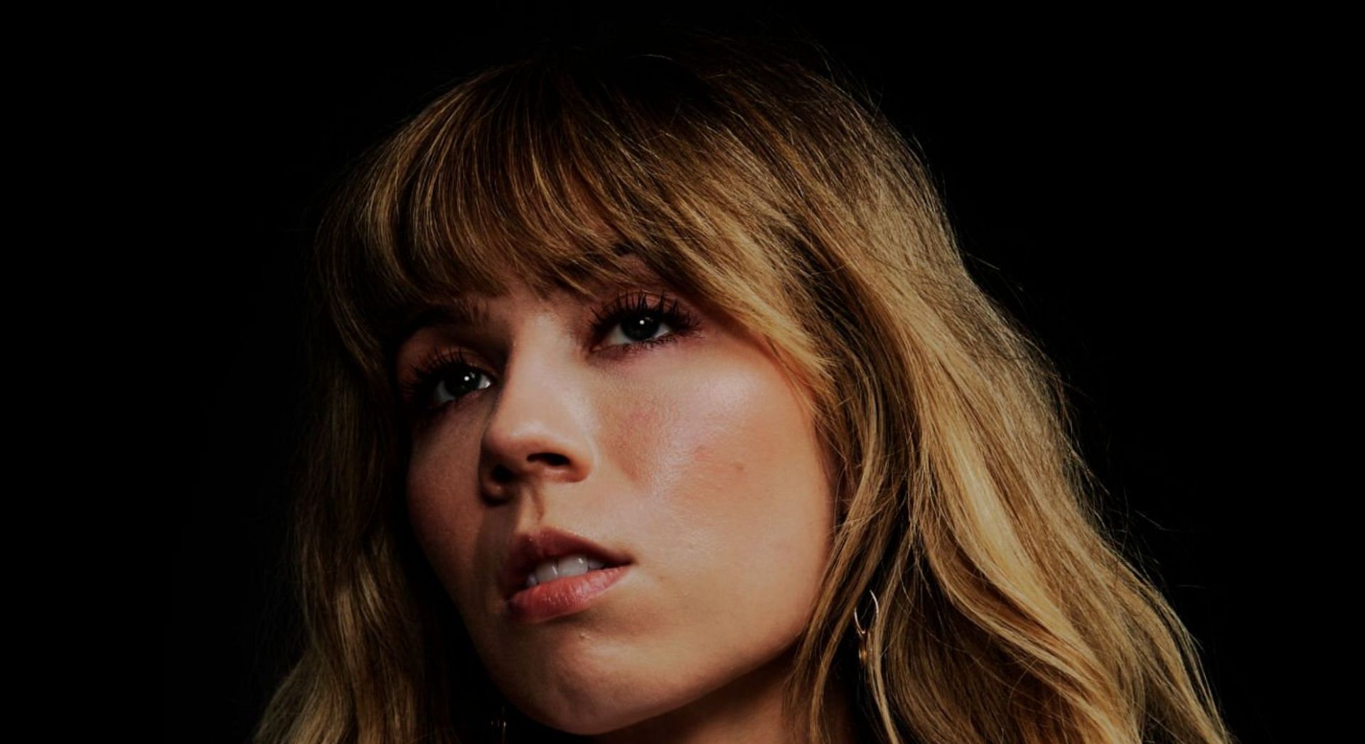 Jennette McCurdy is set to publish her tell-all memoir highlighting the challenges she faced as a child actor (Image via Philip Cheung/Getty Images)