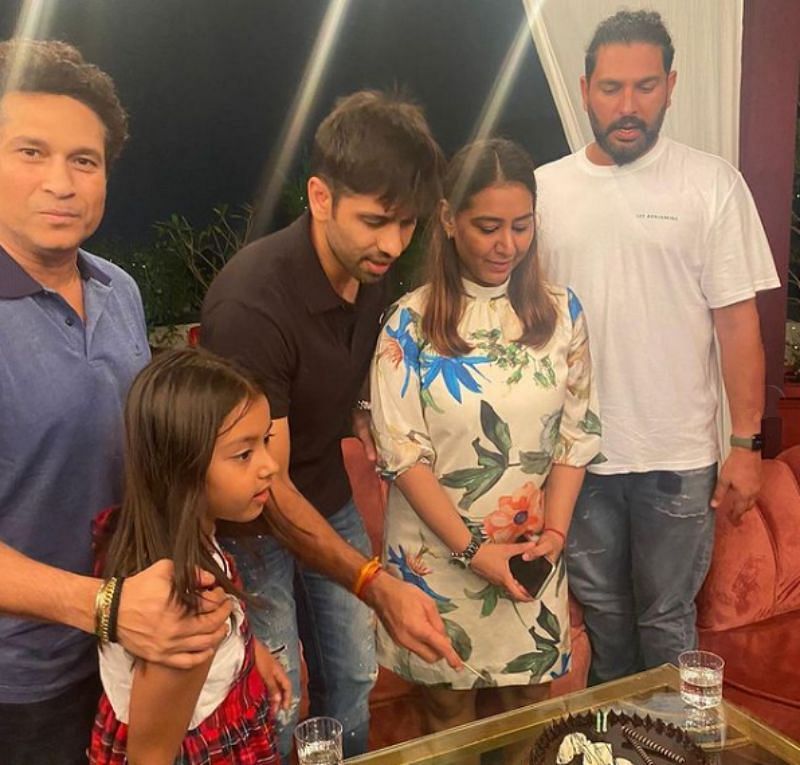 Sachin Tendulkar ve Yuvraj Singh, Naman ve Ankita Sharma Ojha ile birlikte.
