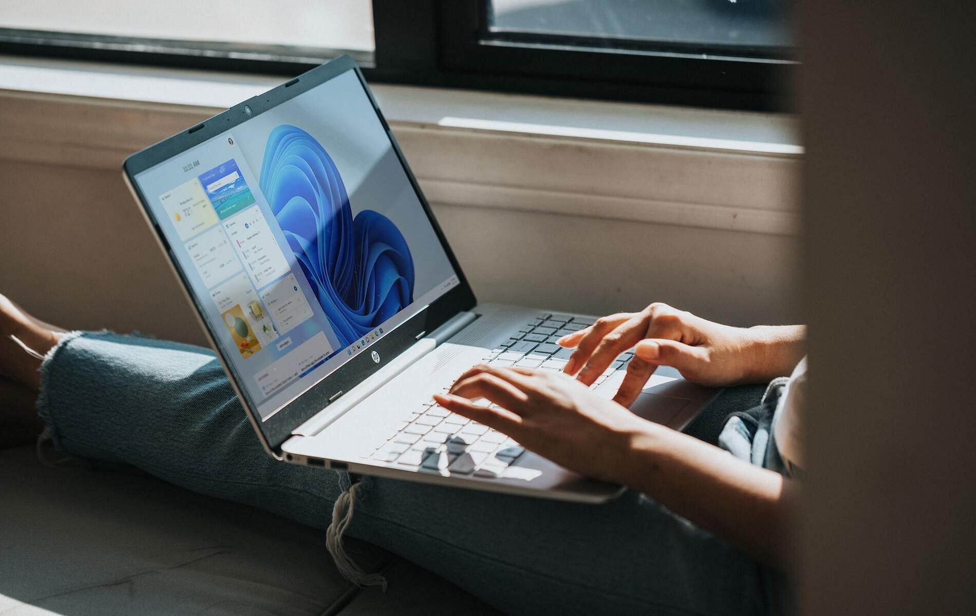 Owning a Microsoft account and an internet connection is now reportedly mandatory for Windows 11 2H22. (Image via Unsplash)