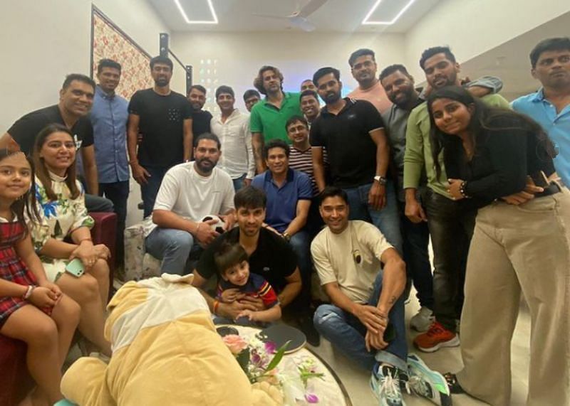 Naman Ojha'nın Indore'daki evinde çekilmiş bir grup fotoğrafı.