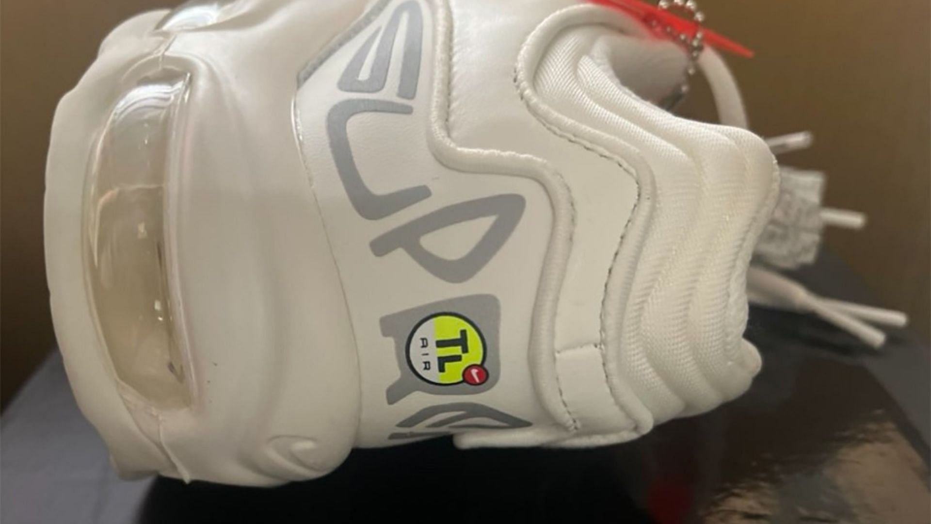 Eche un vistazo más de cerca a las inminentes zapatillas Supreme x Nike Air Max 99 TL Triple White (Imagen vía Instagram/@horhead_sales)