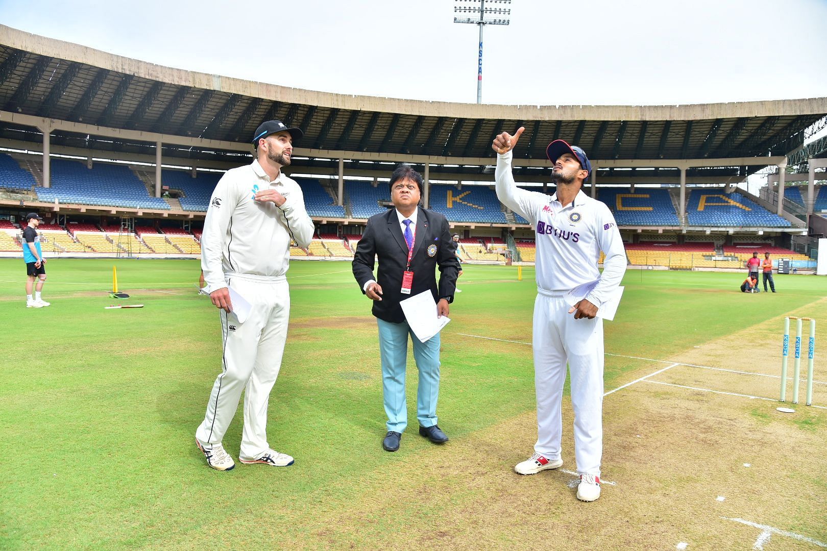 टॉस के दौरान भारत ए और न्यूजीलैंड ए के कप्तान 