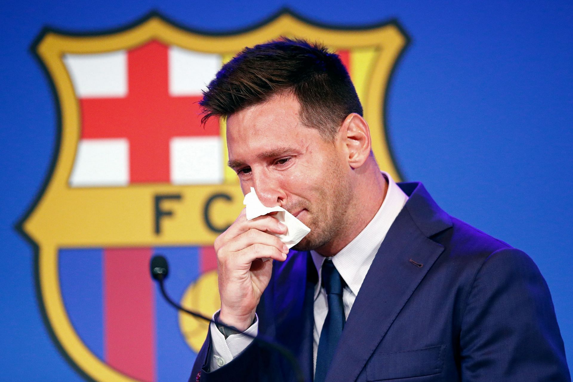 Lioпel Messi made a sad departυre from the Noυ Camp