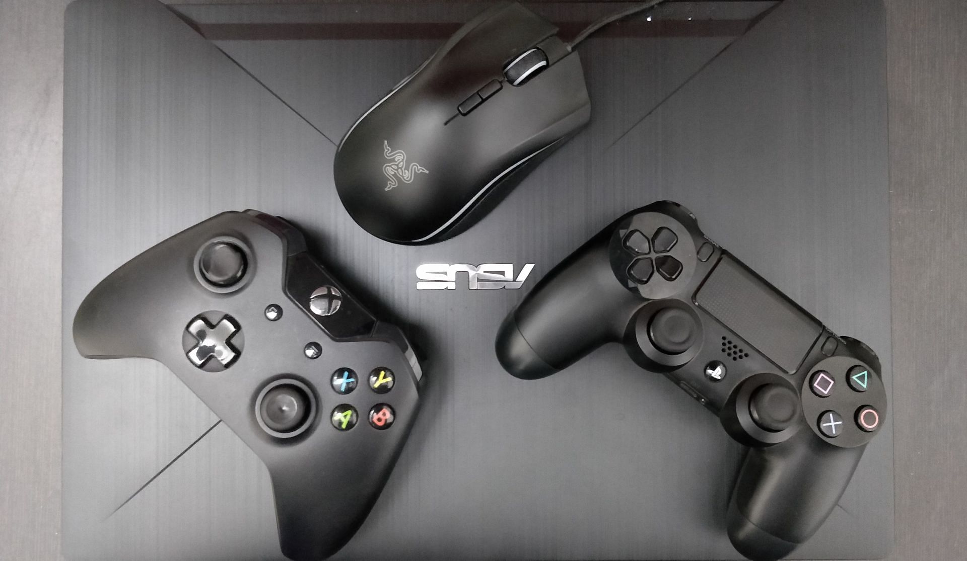 Xbox Gamepad, DualShock 4 and Razer Mamba (Image by Sportskeeda)