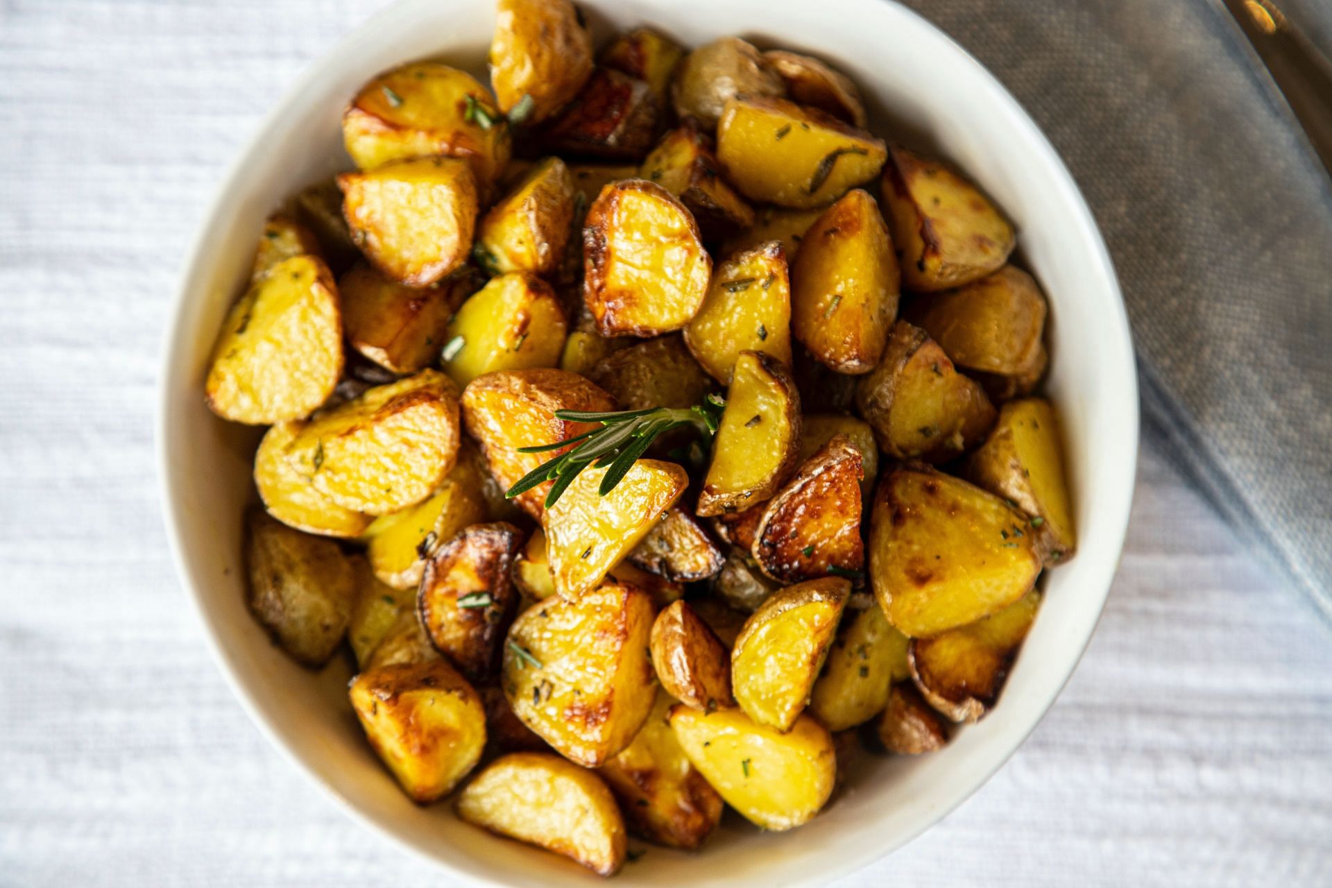 Baked potatoes are healthy and delicious.  (Image via Unsplash / Clark Douglas)