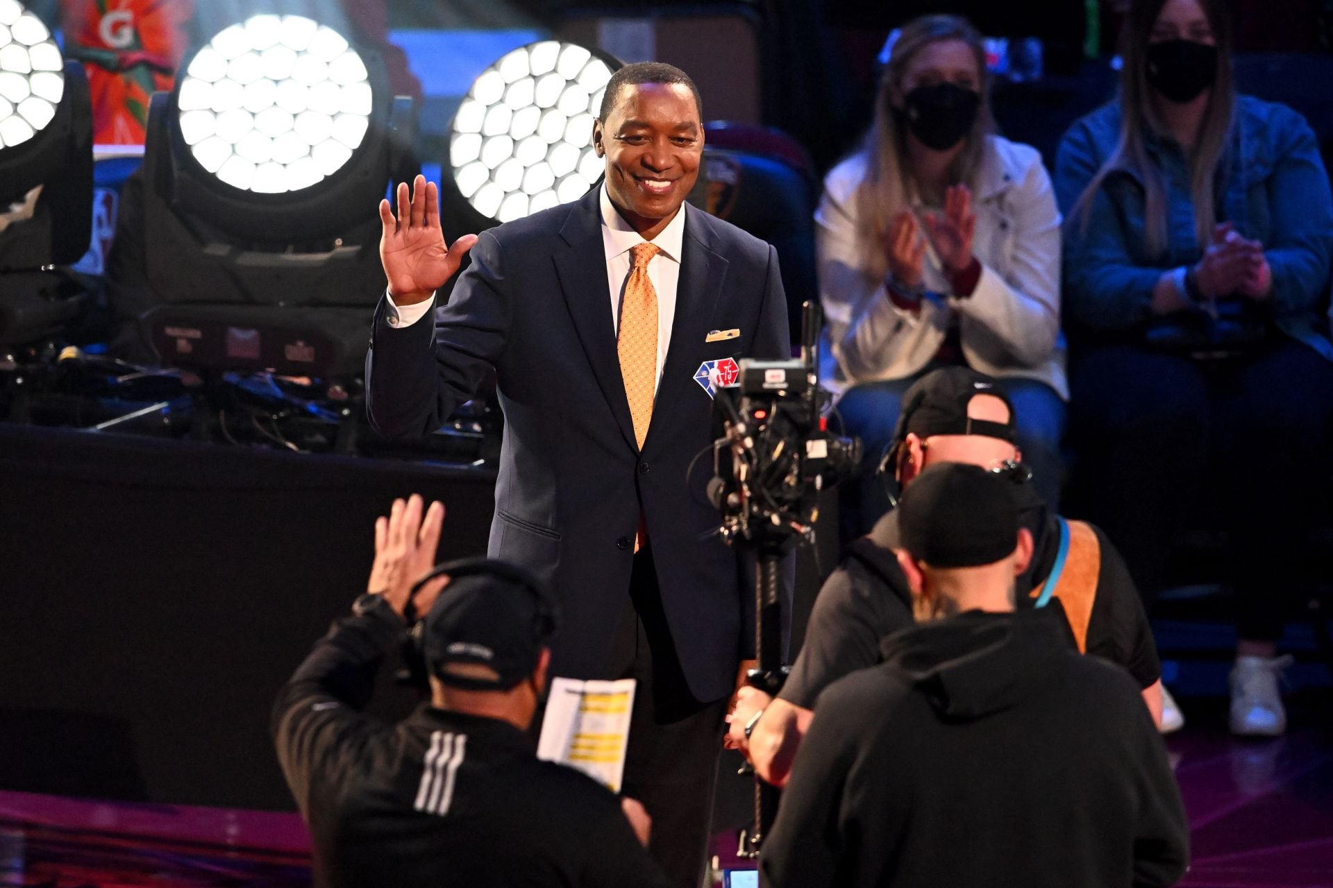 Isiah Thomas chooses LeBron James as the greatest ever over Michael Jordan: "LeBron James is 1, 2, 3 in every single category" - Vimarsana News