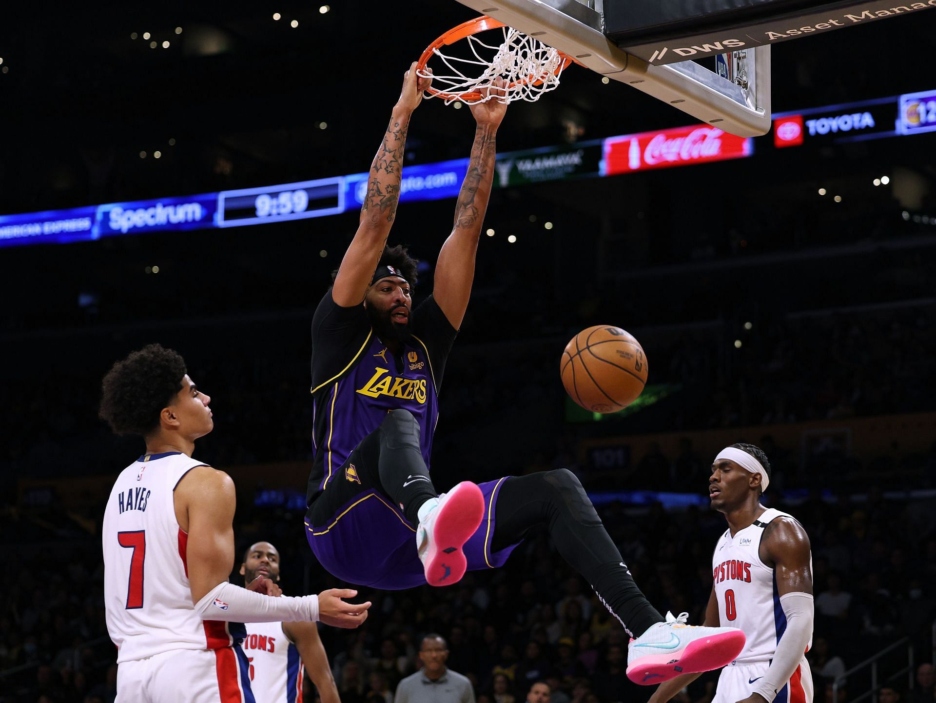 Antony Davis des LA Lakers a plongé sur les Detroit Pistons.