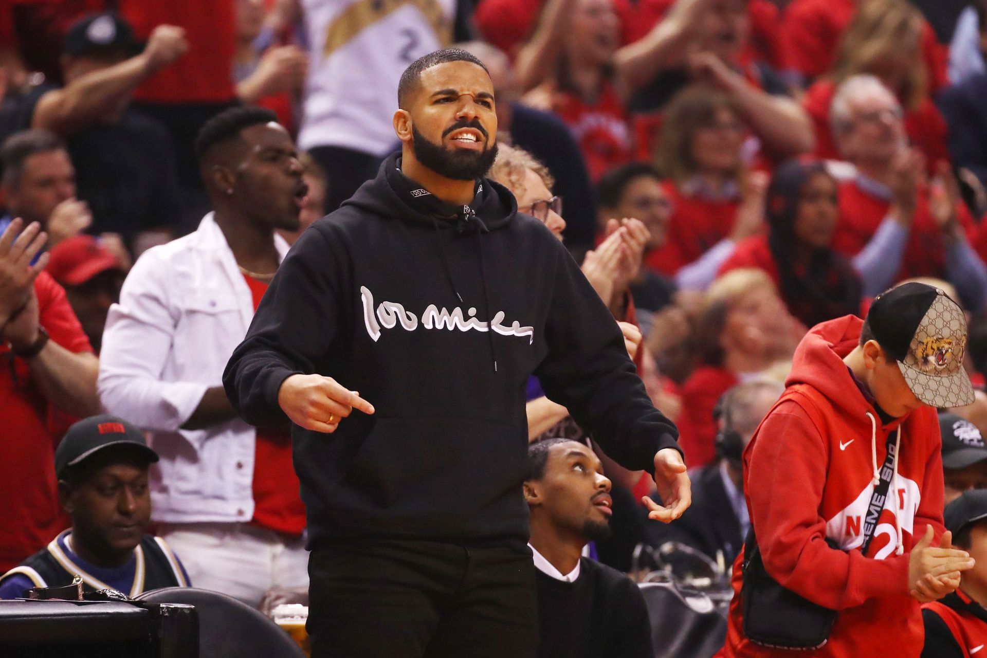 Drake on ollut innokas NBA-fani pitkään (Kuva Getty Imagesin kautta)
