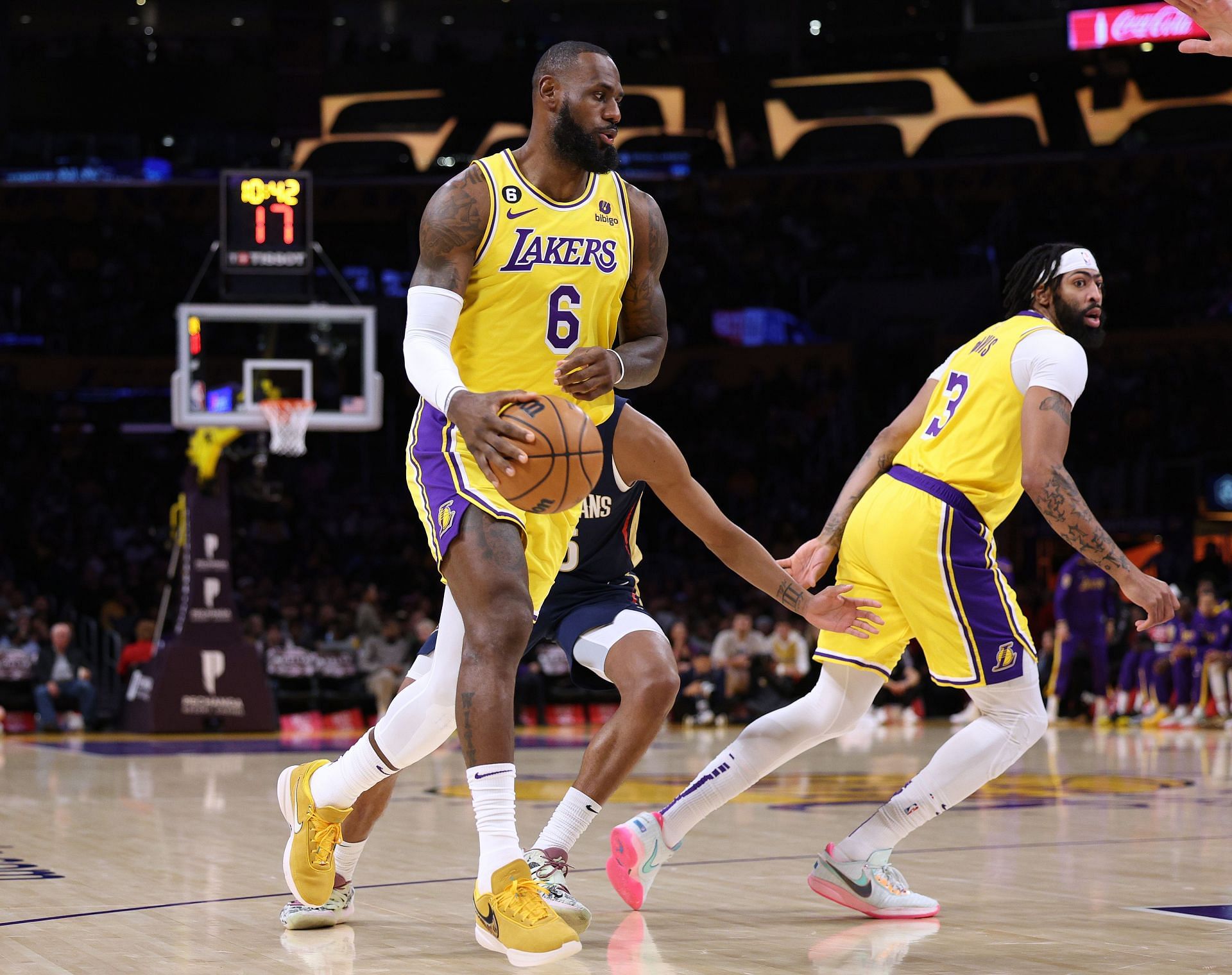 LA Lakers'  roster memiliki terlalu banyak lubang untuk dipasang agar LeBron James berhasil.