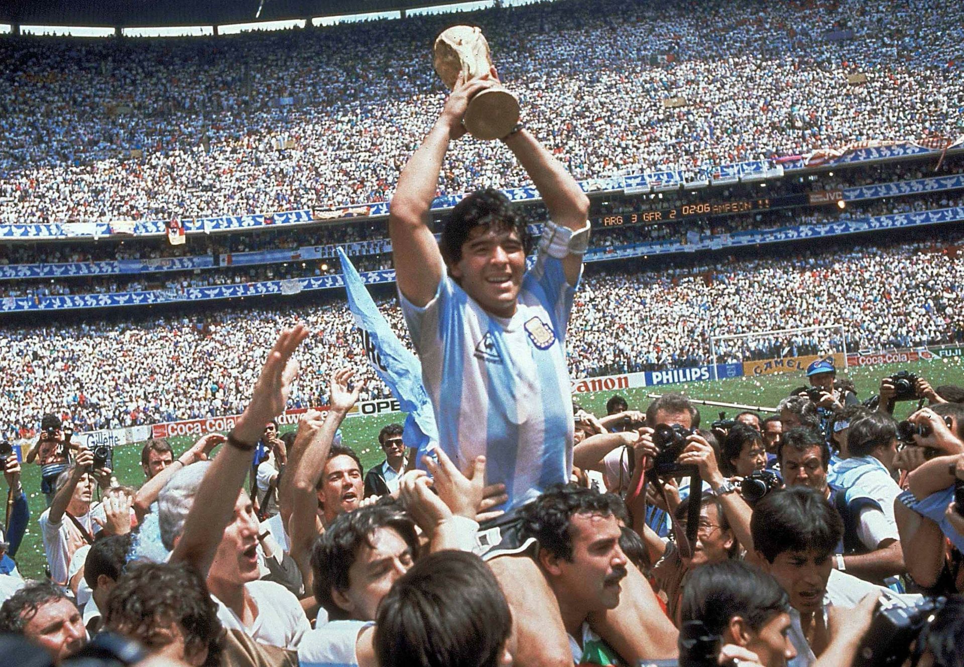 Maradona vuoden 1986 jalkapallon MM-kisoissa;  Kuvan kautta: @JacobNovakcsu