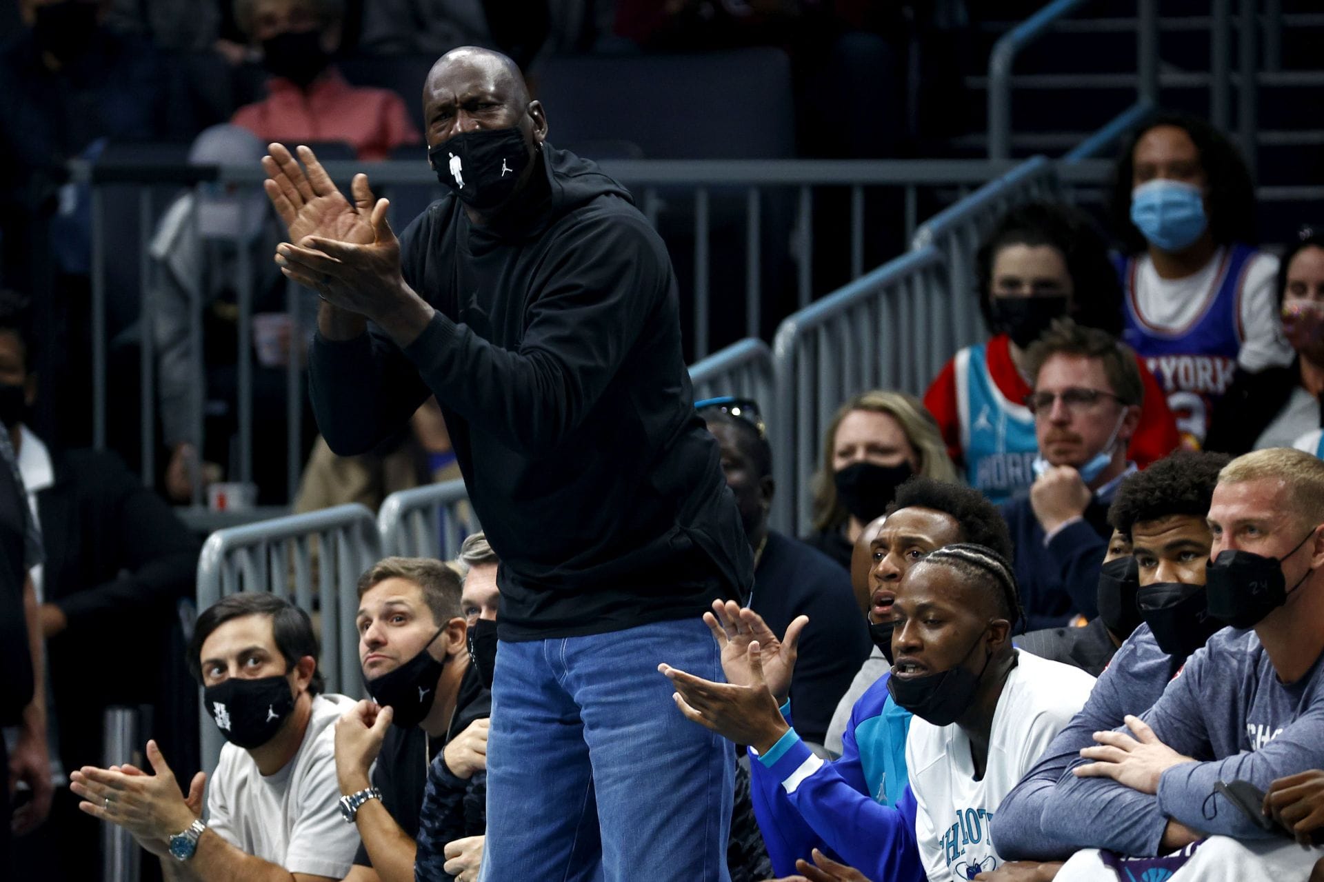 When Michael Jordan was annoyed with Sam Smith for his manipulative nature: "Pippen, Grant and I were talking about our sons' pen*s" - Vimarsana News