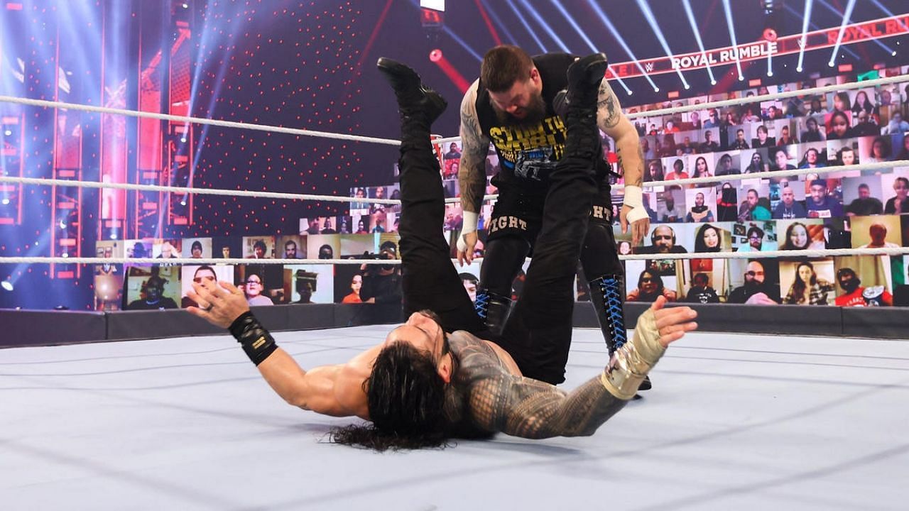 WWE सुपरस्टार्स रोमन रेंस और केविन ओवेंस 