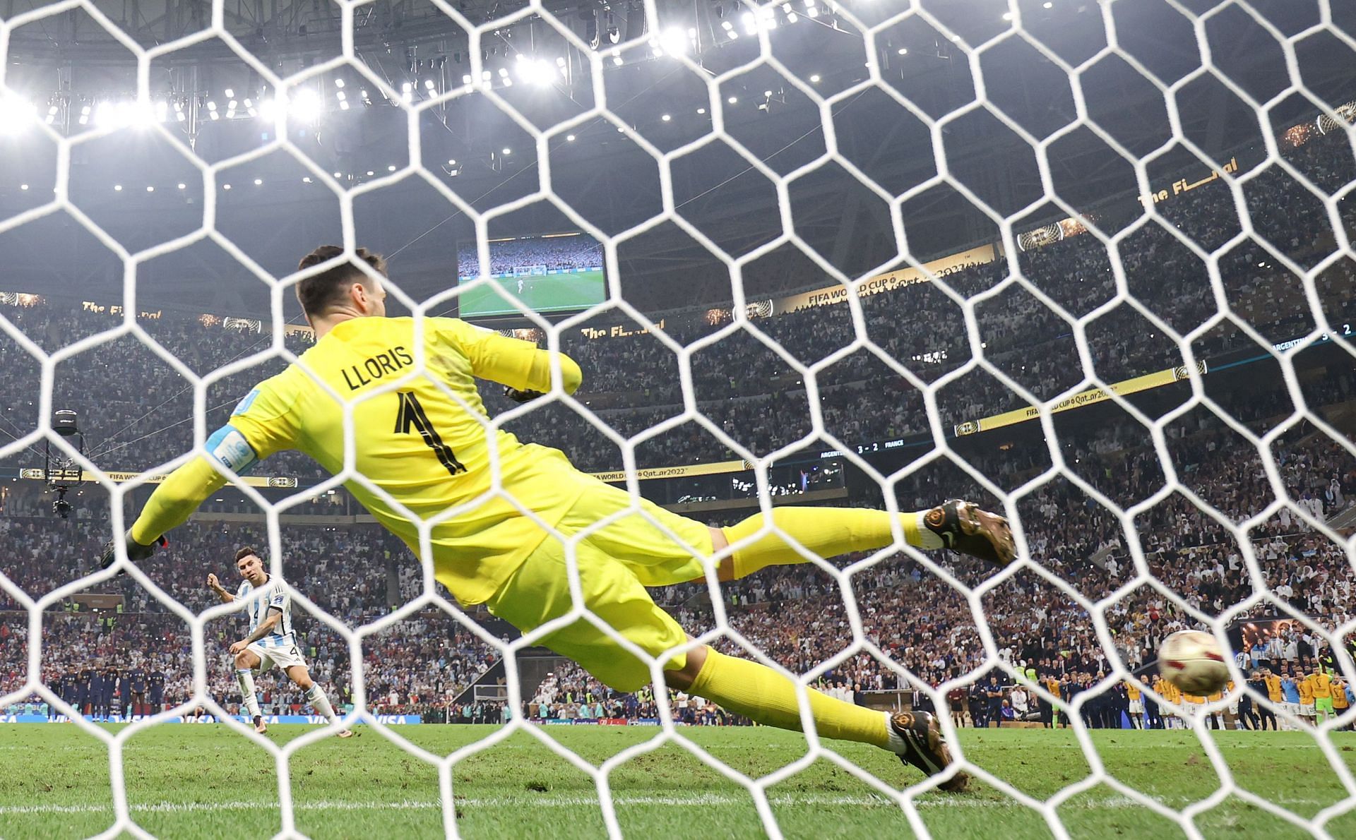 Bek sayap Timnas Argentina, Gonzalo Montiel  sukses menyarangkan bola tendangan penalti melewati kiper Prancis, Hugo Lloris yang menjadi penentu kemenangan Argentina atas Prancis pada babak adu penalti di Final Piala Dunia 2022.