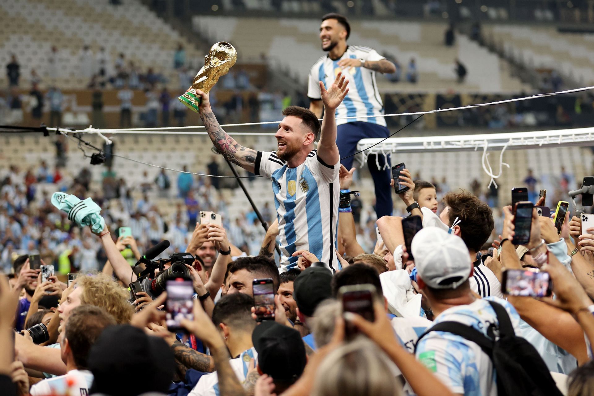 Kapten Timnas Argentina, Lionel Messi tampak digendong rekan-rekannya saat merengkuh trofi Piala Dunia 2022, Minggu (18/12/2022). Argentina menjadi juara Piala Dunia 2022 setelah mengalahkan Prancis di final di Lusail Stadium lewat adu penalti.