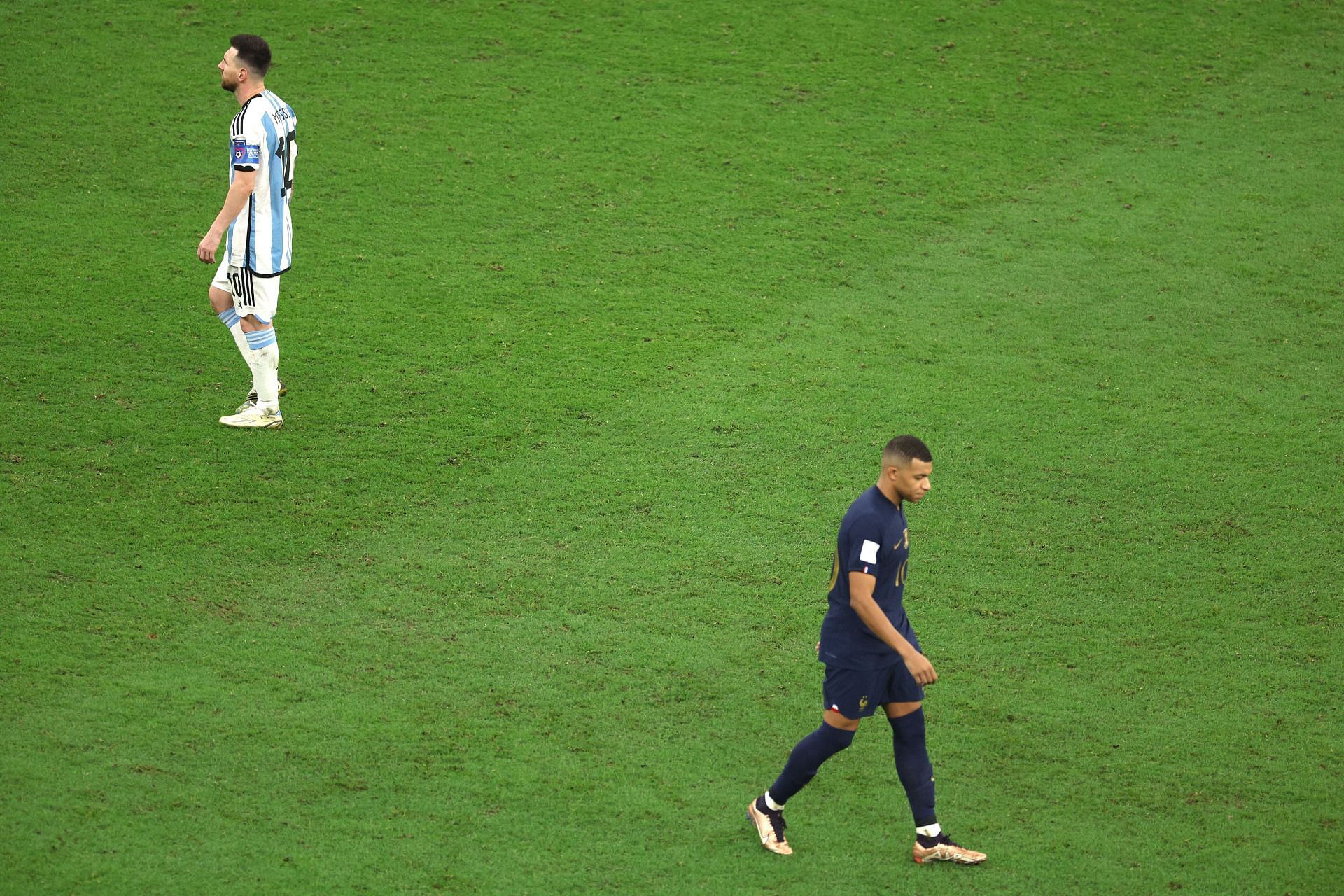 Kapten Timnas Argentina, Lionel Messi dan pemain Timnas Prancis, Kylian Mabppe dalam laga final Argentina vs Prancis di Lusail Stadium, Qatar, Minggu (18/12/2022).