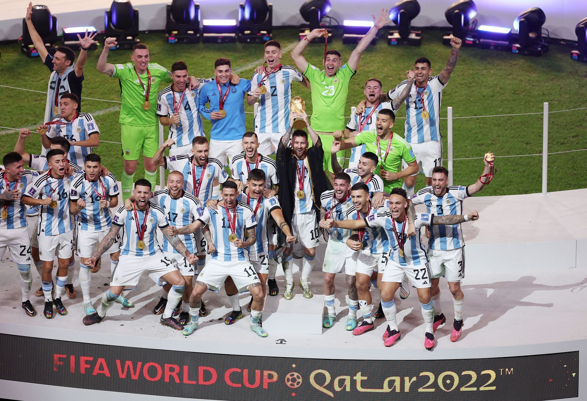 Skuad Timnas Argentina yang dikapteni Lionel Messi, merayakan gelar juara Piala DUnia 2022 di panggung utama di Lusail Stadium, Qatar, Minggu (18/12/2022).