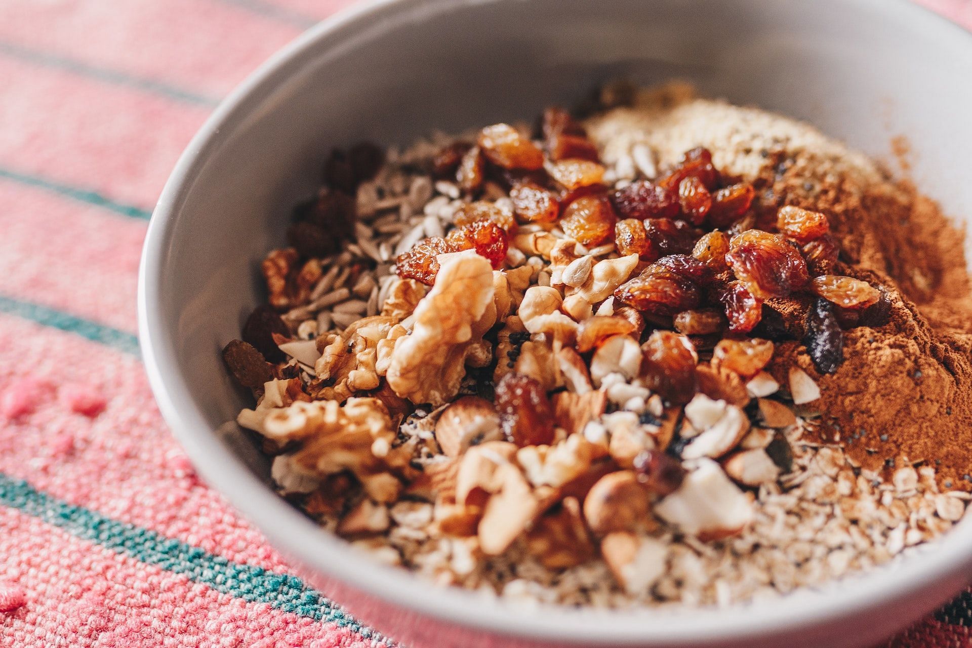 Oatmeal is a healthy pre-workout breakfast option. (Photo via Pexels/Jo&atilde;o Jesus)