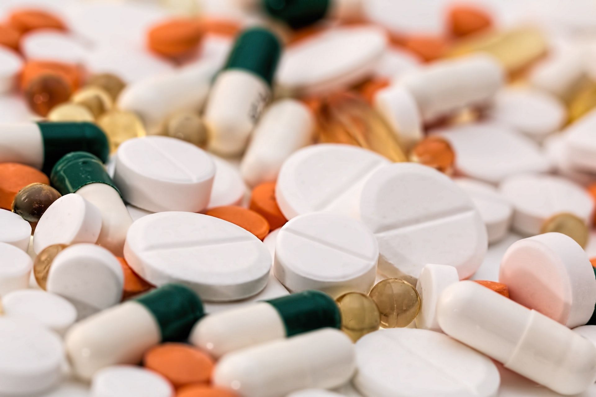 يمكن أن تساعد الأدوية في تخفيف الألم والتورم.  (الصورة من Pexels / Pixabay)