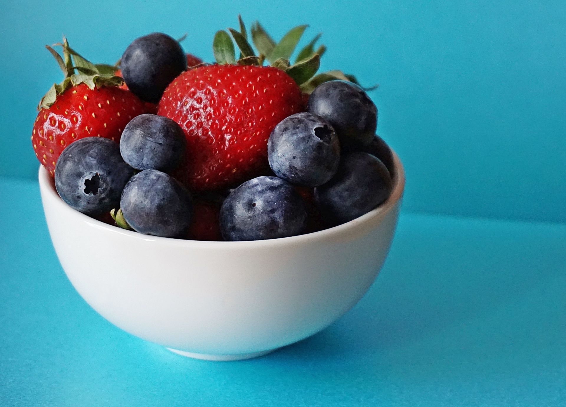 Berries are also good for glowing skin. (Image via Pexels/Suzy Hazelwood)