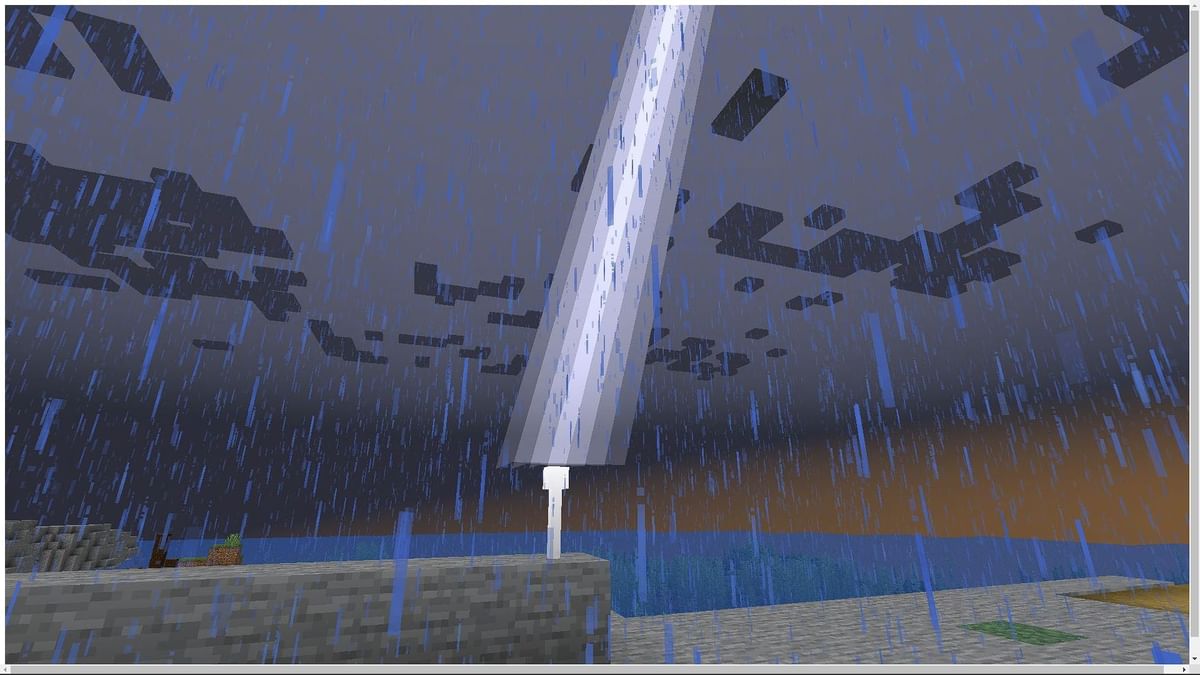 Which mobs change when struck by lightning in Minecraft?