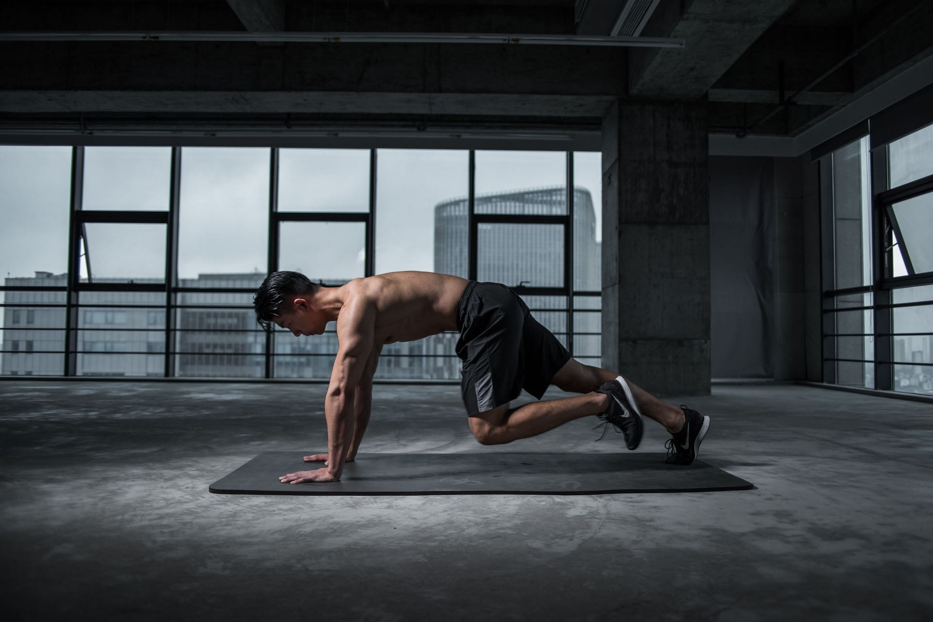 Mountain climbers are one of the best aerobic exercises for flat tummy. (Image via Pexels/Li Sun)