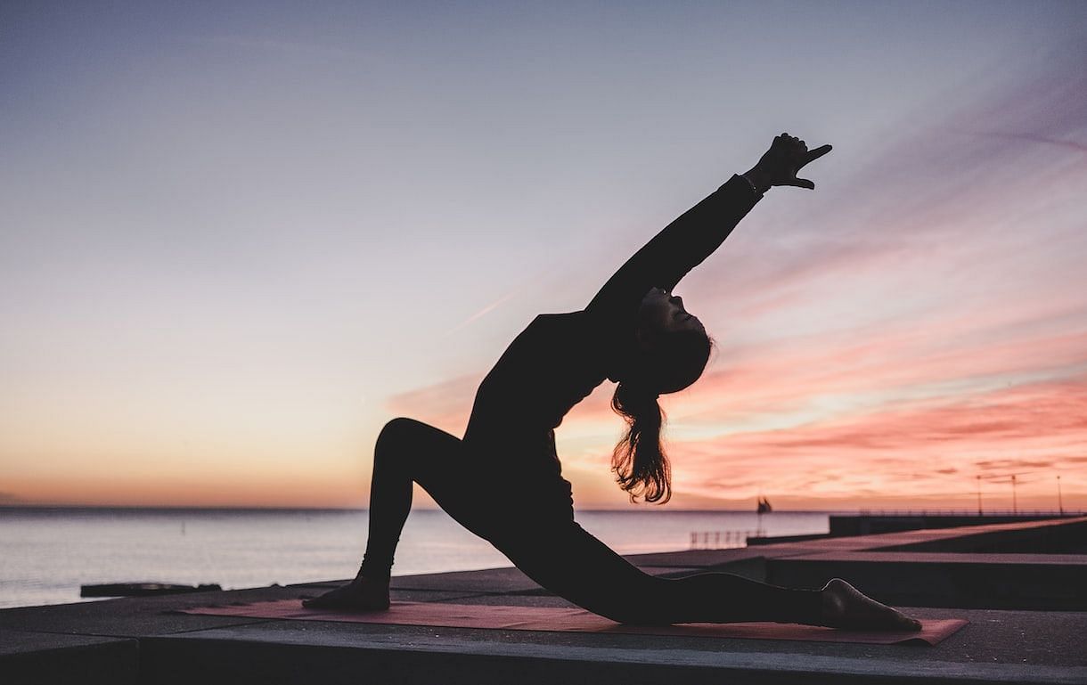 Yoga helps reduce anxiety. ( kike vega/ Unsplash)
