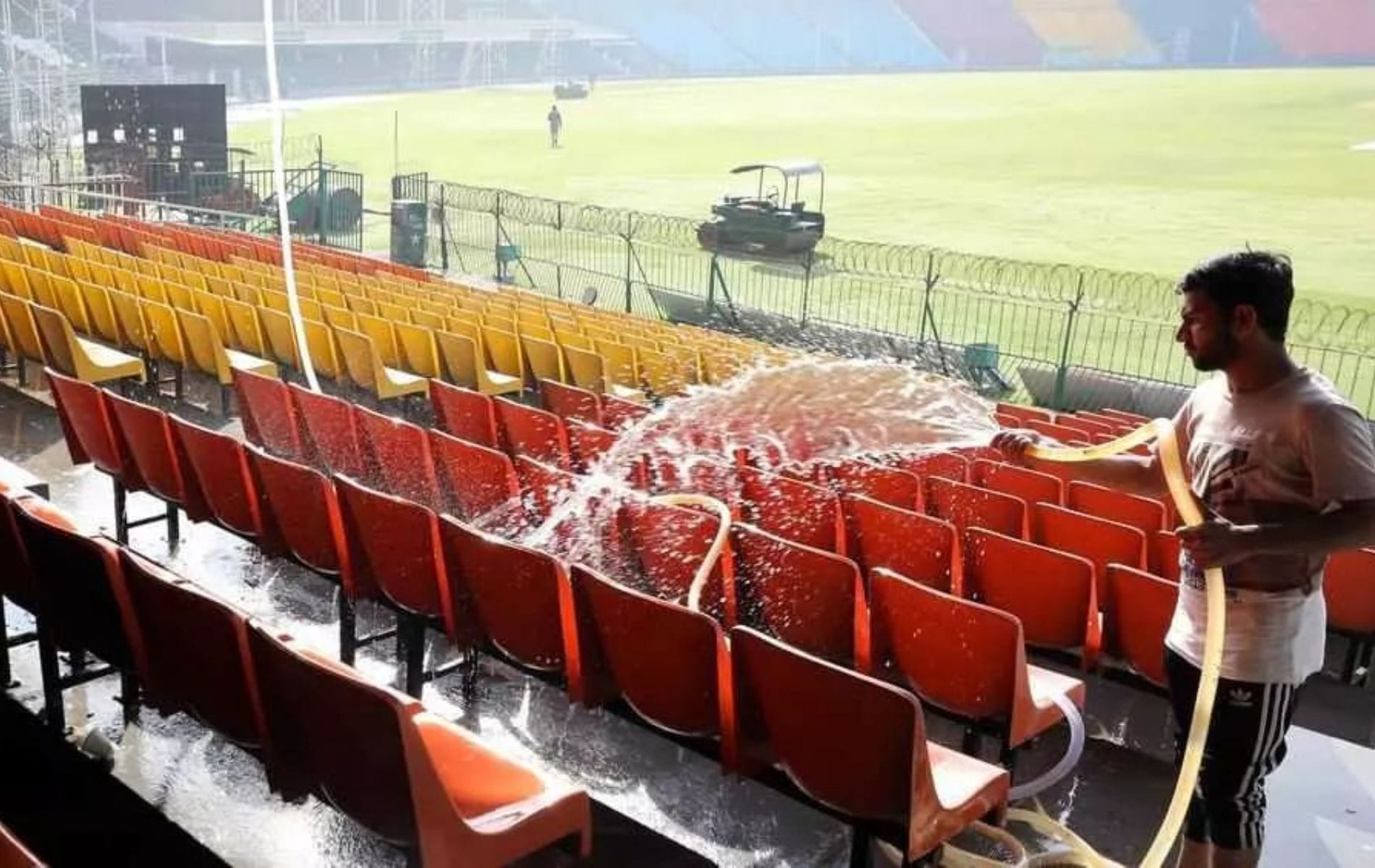 “कह दो इसमें भी भारत का हाथ है…!” PSL स्टेडियम में चोर ले उड़े सिक्योरिटी कैमरा, पाकिस्तान की सोशल मीडिया हो रही इज्जत नीलाम