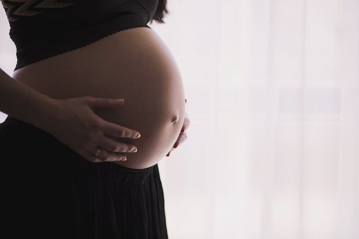 Pregnant women at risk: salmonella poisoning symptoms (Image via Unsplash/freestocks)