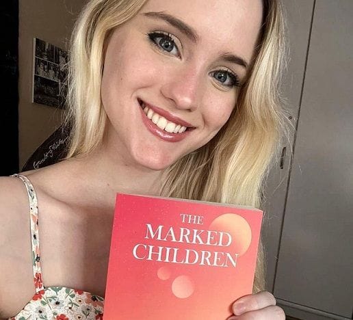 Where is Thea Booysen from?