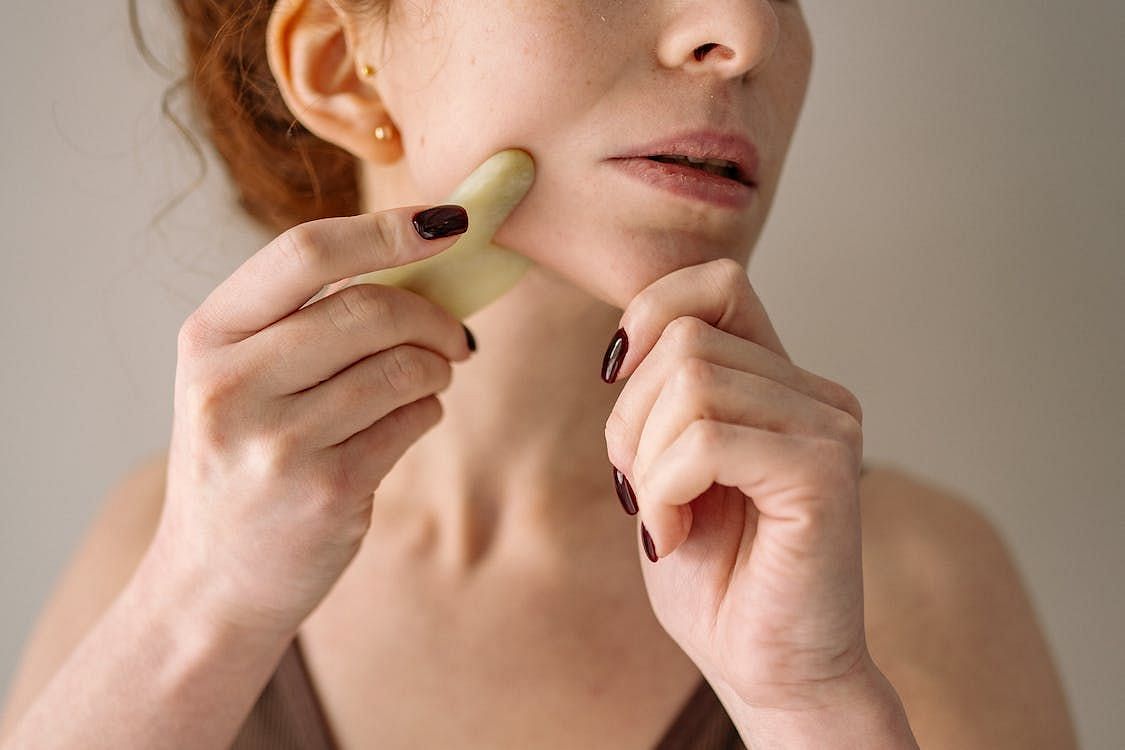 What is it: Benefits of Gua Sha for Your Health and Beauty (Image via Pexels/Yan Krukau)