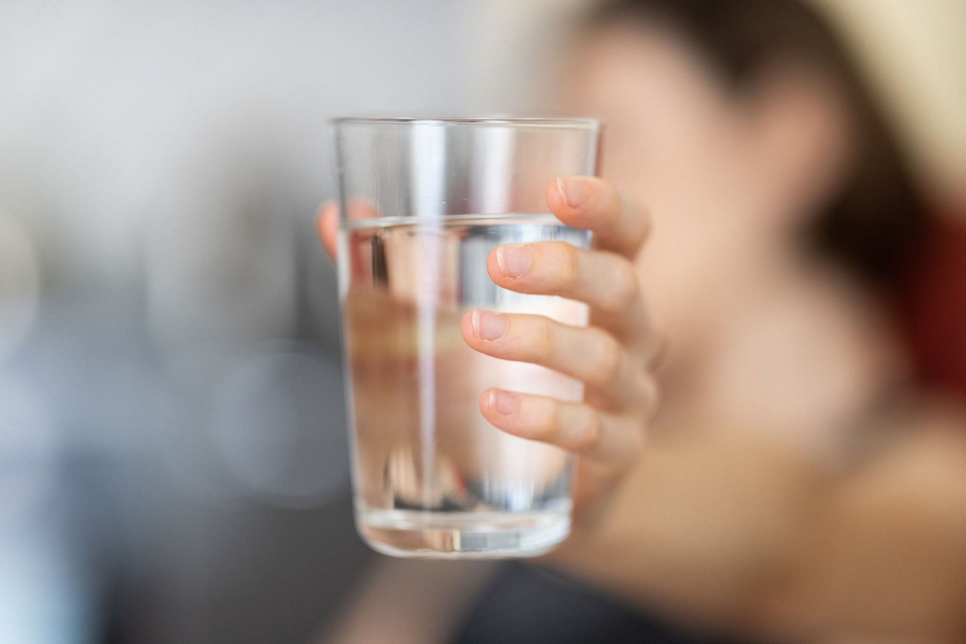 Water can help you stay hydrated (Image via Unsplash/Engin Akyurt)