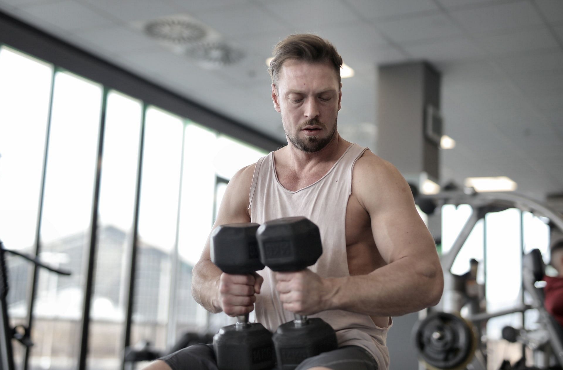 Dumbbell shoulder press: How to do this upper body exercise correctly?