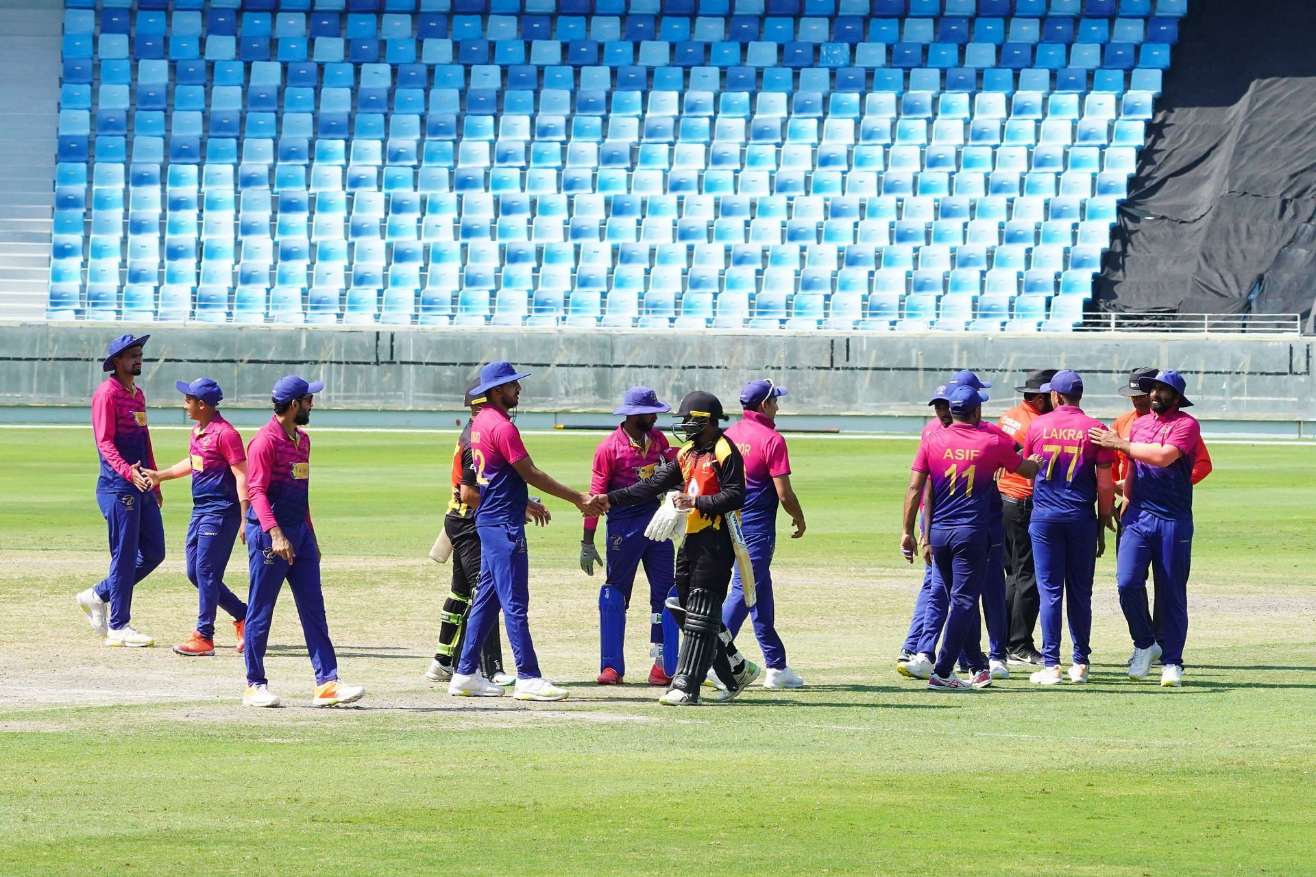 मैच जीतने के बाद हाथ मिलाते पापुआ न्यू गिनी के खिलाड़ी (Pic - Emirates Cricket)